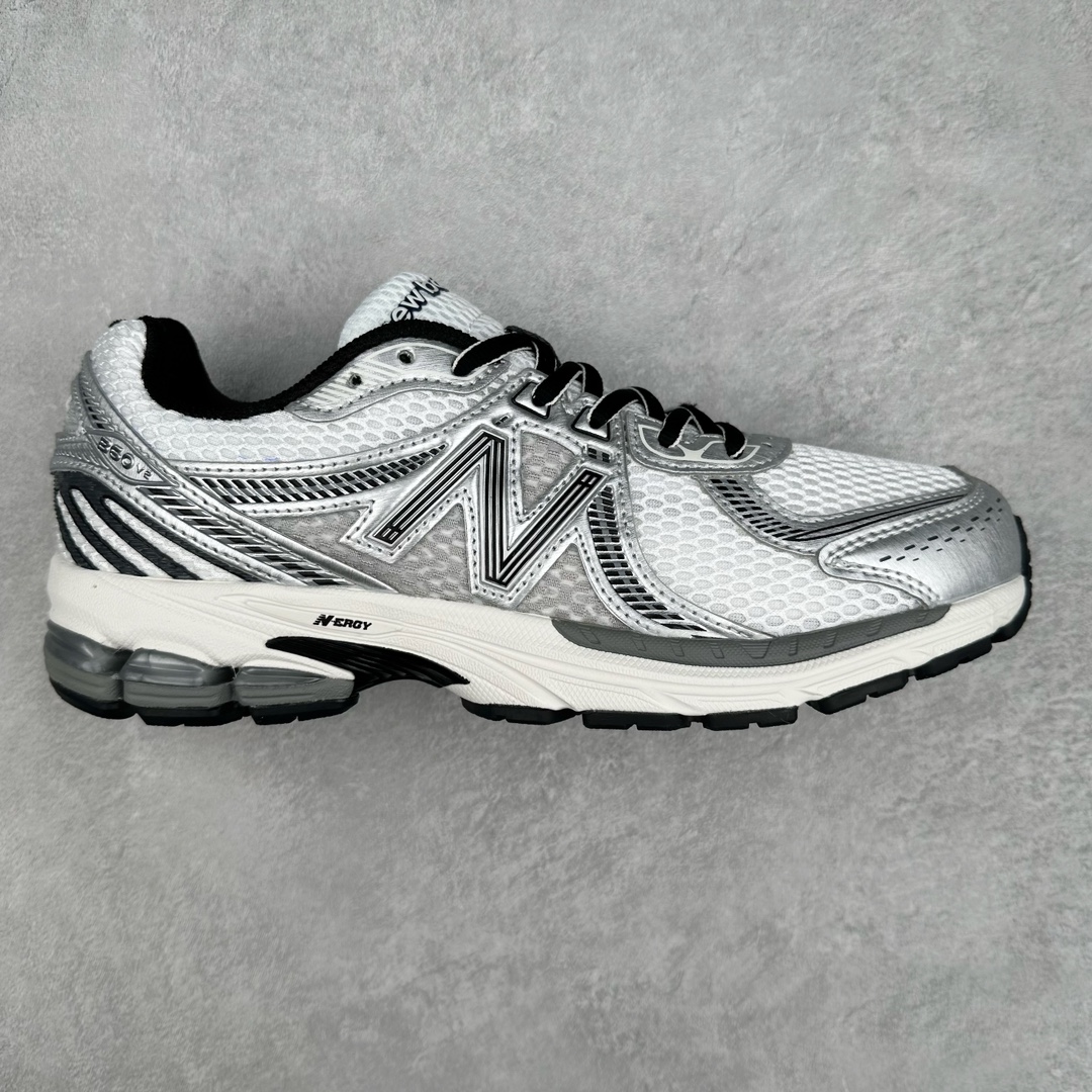 New Balance ML860 NB新百伦系列经典复古老爹风休闲运动慢跑鞋 860 是New Balance 著名的复古跑鞋型号，其heyday 需追溯至90 年代初期。最近，New Balance 回顾历史，以复兴860 为目标，推出这款经典跑鞋的全新升级版860 V2 ，而英国球鞋名所Footpatrol 也为这双新生款型打造一辑特别型录。新版本将N-ergy 与Acteva Lite 技术巧妙融合，其中前者可吸收冲击力，具优越减震性与弹性，而后者则使860 V2 保持轻巧、光滑的外观轮廓。球鞋采用开放式网眼制成，并附带恰到好处的金属饰面，亦为传统运动鞋带去更浓郁的现代气息。860 V2 在具备专业跑步鞋韧性的同时，也拥有围绕生活方式哲学而诞生的时髦感，不仅能够匹配日常风格，还适合用以塑造urban style，各位city boy 不要错过了。尺码：35 36 37 37.5 38 38.5 39.5 40 40.5 41 42 42.5 43 44-选品中心