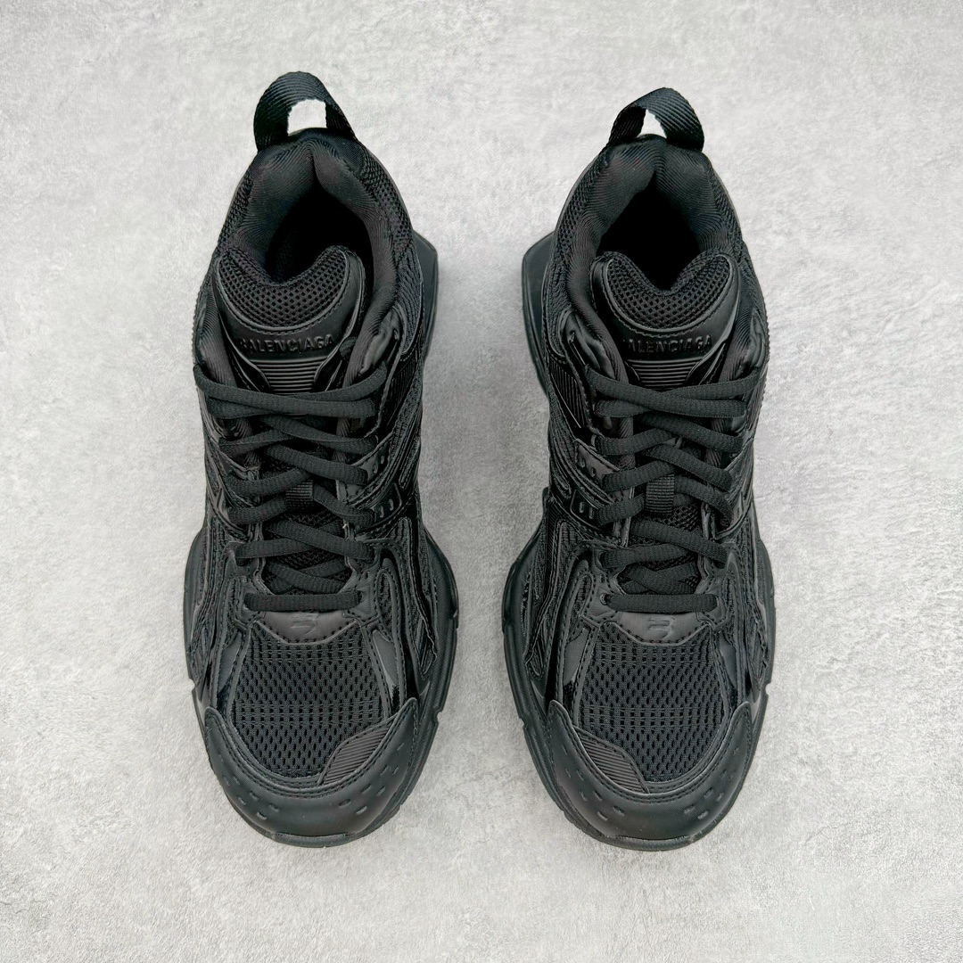 图片[2]-＃纯原 BALENCIAGA X-Pander 巴黎世家复古弹簧老爹鞋 大流行后的时装秀以舒适为主要设计重点的大量设计之后 Balenciaga 的2021SS秀也焕然一新 最新推出X-Pander运动鞋 Balenciaga 又创造了一个新的欲望对象 释放了人群对舒适的进一步想象 该鞋与Track和Track 2运动鞋具有相同的美学特征 并具有90年代和00年代初期的独特风格 鞋面有网眼底 上面有混合材料覆盖层 鞋上的烙印保持最小 这款运动鞋的初看起来与过去的Balenciaga 并无分别 但厚实 独特切割的中底很引人注目 这款鞋的鞋跟则安装在类似弹簧的结构上 是其为之最大的突破 X-Pander 运动鞋的设计亮点在于后跟 安装在弹簧上的跟底 每步都会扩展Inspector Gadget 风格 鞋身延续复杂的复古线条 不同材质的拼接出运动感 鲜明的色彩风格一如既往 具有疯狂的表现力量 尺码：35 36 37 38 39 40 41 42 43 44 45 46-选品中心