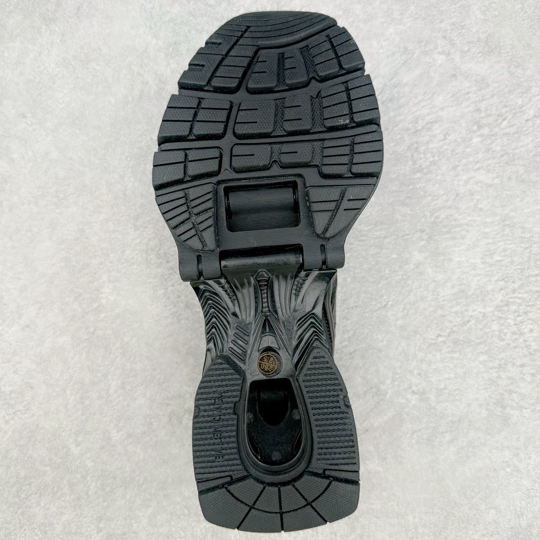 图片[9]-＃纯原 BALENCIAGA X-Pander 巴黎世家复古弹簧老爹鞋 大流行后的时装秀以舒适为主要设计重点的大量设计之后 Balenciaga 的2021SS秀也焕然一新 最新推出X-Pander运动鞋 Balenciaga 又创造了一个新的欲望对象 释放了人群对舒适的进一步想象 该鞋与Track和Track 2运动鞋具有相同的美学特征 并具有90年代和00年代初期的独特风格 鞋面有网眼底 上面有混合材料覆盖层 鞋上的烙印保持最小 这款运动鞋的初看起来与过去的Balenciaga 并无分别 但厚实 独特切割的中底很引人注目 这款鞋的鞋跟则安装在类似弹簧的结构上 是其为之最大的突破 X-Pander 运动鞋的设计亮点在于后跟 安装在弹簧上的跟底 每步都会扩展Inspector Gadget 风格 鞋身延续复杂的复古线条 不同材质的拼接出运动感 鲜明的色彩风格一如既往 具有疯狂的表现力量 尺码：35 36 37 38 39 40 41 42 43 44 45 46-选品中心