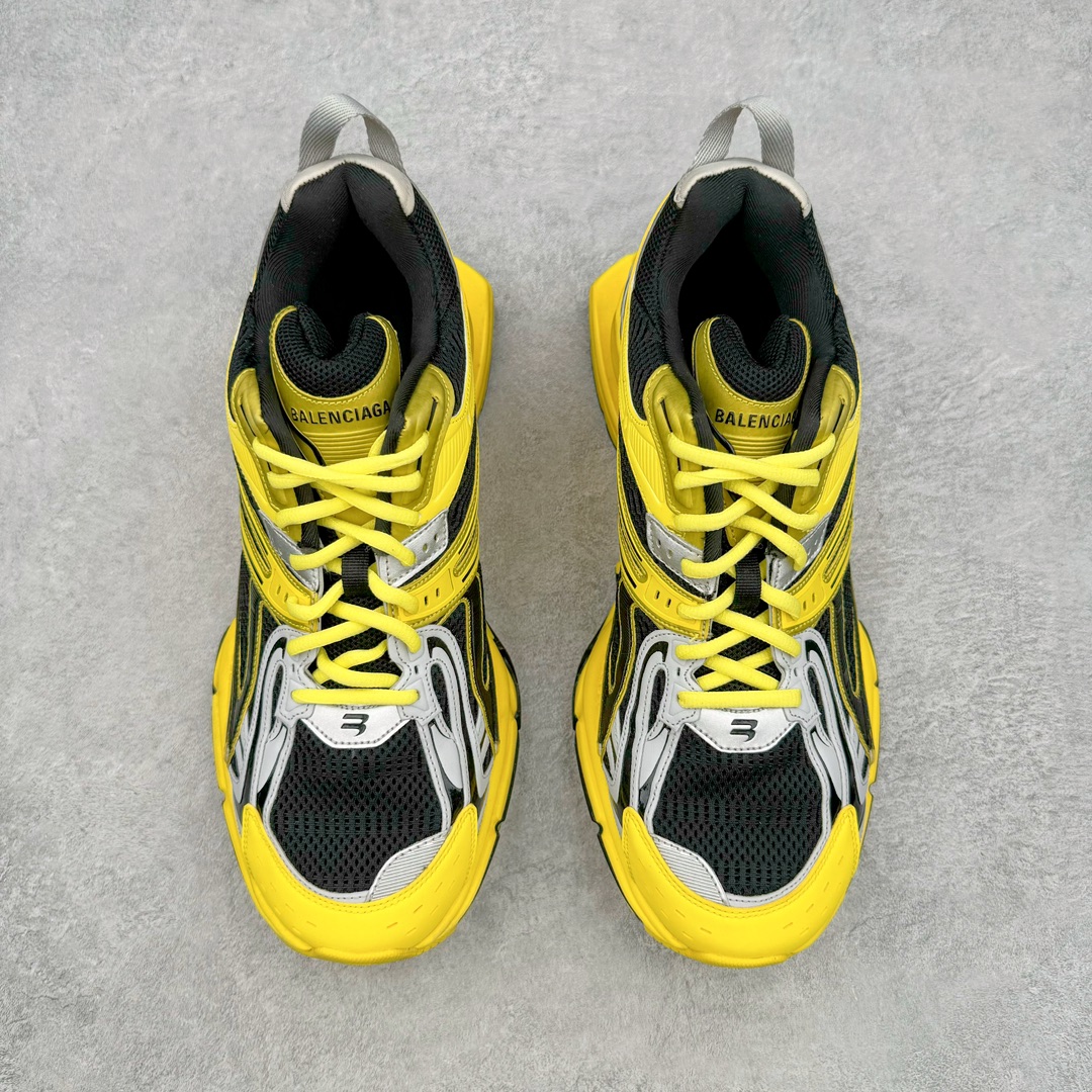 图片[2]-＃纯原 BALENCIAGA X-Pander 巴黎世家复古弹簧老爹鞋 大流行后的时装秀以舒适为主要设计重点的大量设计之后 Balenciaga 的2021SS秀也焕然一新 最新推出X-Pander运动鞋 Balenciaga 又创造了一个新的欲望对象 释放了人群对舒适的进一步想象 该鞋与Track和Track 2运动鞋具有相同的美学特征 并具有90年代和00年代初期的独特风格 鞋面有网眼底 上面有混合材料覆盖层 鞋上的烙印保持最小 这款运动鞋的初看起来与过去的Balenciaga 并无分别 但厚实 独特切割的中底很引人注目 这款鞋的鞋跟则安装在类似弹簧的结构上 是其为之最大的突破 X-Pander 运动鞋的设计亮点在于后跟 安装在弹簧上的跟底 每步都会扩展Inspector Gadget 风格 鞋身延续复杂的复古线条 不同材质的拼接出运动感 鲜明的色彩风格一如既往 具有疯狂的表现力量 尺码：35 36 37 38 39 40 41 42 43 44 45 46-选品中心