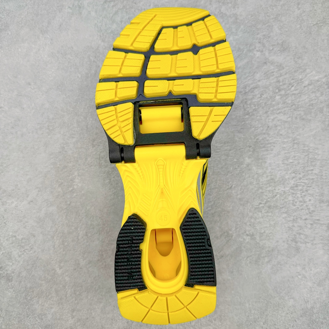 图片[9]-＃纯原 BALENCIAGA X-Pander 巴黎世家复古弹簧老爹鞋 大流行后的时装秀以舒适为主要设计重点的大量设计之后 Balenciaga 的2021SS秀也焕然一新 最新推出X-Pander运动鞋 Balenciaga 又创造了一个新的欲望对象 释放了人群对舒适的进一步想象 该鞋与Track和Track 2运动鞋具有相同的美学特征 并具有90年代和00年代初期的独特风格 鞋面有网眼底 上面有混合材料覆盖层 鞋上的烙印保持最小 这款运动鞋的初看起来与过去的Balenciaga 并无分别 但厚实 独特切割的中底很引人注目 这款鞋的鞋跟则安装在类似弹簧的结构上 是其为之最大的突破 X-Pander 运动鞋的设计亮点在于后跟 安装在弹簧上的跟底 每步都会扩展Inspector Gadget 风格 鞋身延续复杂的复古线条 不同材质的拼接出运动感 鲜明的色彩风格一如既往 具有疯狂的表现力量 尺码：35 36 37 38 39 40 41 42 43 44 45 46-选品中心