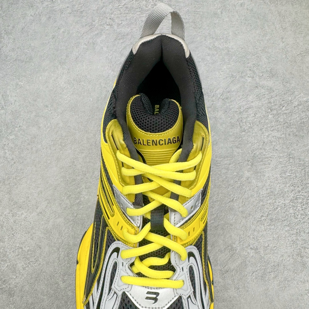 图片[5]-＃纯原 BALENCIAGA X-Pander 巴黎世家复古弹簧老爹鞋 大流行后的时装秀以舒适为主要设计重点的大量设计之后 Balenciaga 的2021SS秀也焕然一新 最新推出X-Pander运动鞋 Balenciaga 又创造了一个新的欲望对象 释放了人群对舒适的进一步想象 该鞋与Track和Track 2运动鞋具有相同的美学特征 并具有90年代和00年代初期的独特风格 鞋面有网眼底 上面有混合材料覆盖层 鞋上的烙印保持最小 这款运动鞋的初看起来与过去的Balenciaga 并无分别 但厚实 独特切割的中底很引人注目 这款鞋的鞋跟则安装在类似弹簧的结构上 是其为之最大的突破 X-Pander 运动鞋的设计亮点在于后跟 安装在弹簧上的跟底 每步都会扩展Inspector Gadget 风格 鞋身延续复杂的复古线条 不同材质的拼接出运动感 鲜明的色彩风格一如既往 具有疯狂的表现力量 尺码：35 36 37 38 39 40 41 42 43 44 45 46-选品中心