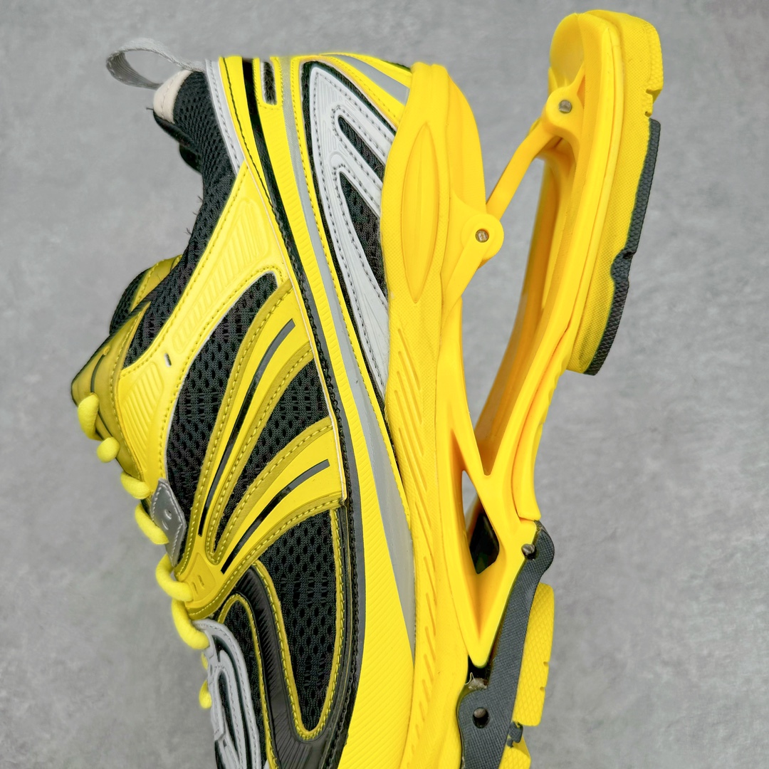 图片[7]-＃纯原 BALENCIAGA X-Pander 巴黎世家复古弹簧老爹鞋 大流行后的时装秀以舒适为主要设计重点的大量设计之后 Balenciaga 的2021SS秀也焕然一新 最新推出X-Pander运动鞋 Balenciaga 又创造了一个新的欲望对象 释放了人群对舒适的进一步想象 该鞋与Track和Track 2运动鞋具有相同的美学特征 并具有90年代和00年代初期的独特风格 鞋面有网眼底 上面有混合材料覆盖层 鞋上的烙印保持最小 这款运动鞋的初看起来与过去的Balenciaga 并无分别 但厚实 独特切割的中底很引人注目 这款鞋的鞋跟则安装在类似弹簧的结构上 是其为之最大的突破 X-Pander 运动鞋的设计亮点在于后跟 安装在弹簧上的跟底 每步都会扩展Inspector Gadget 风格 鞋身延续复杂的复古线条 不同材质的拼接出运动感 鲜明的色彩风格一如既往 具有疯狂的表现力量 尺码：35 36 37 38 39 40 41 42 43 44 45 46-选品中心