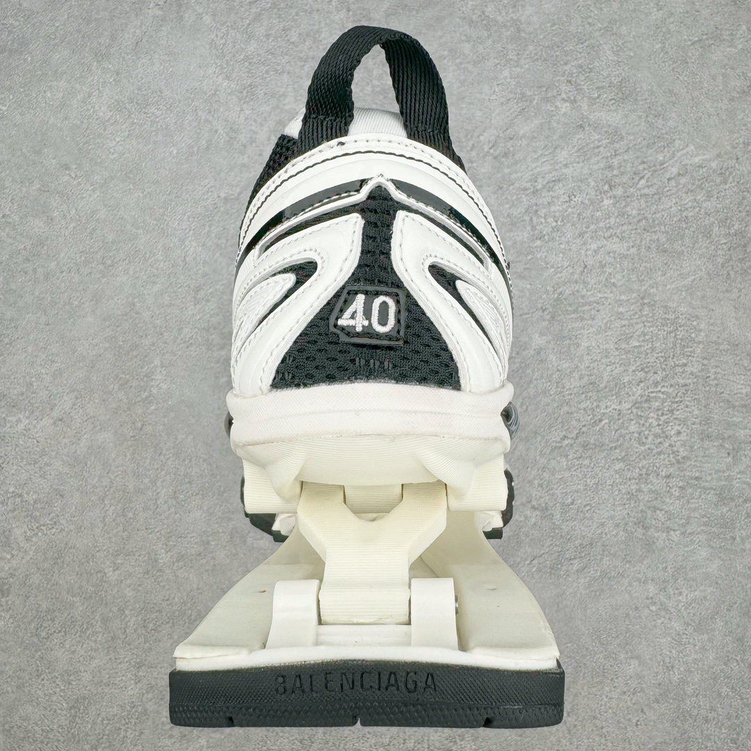 图片[8]-＃纯原 BALENCIAGA X-Pander 巴黎世家复古弹簧老爹鞋 大流行后的时装秀以舒适为主要设计重点的大量设计之后 Balenciaga 的2021SS秀也焕然一新 最新推出X-Pander运动鞋 Balenciaga 又创造了一个新的欲望对象 释放了人群对舒适的进一步想象 该鞋与Track和Track 2运动鞋具有相同的美学特征 并具有90年代和00年代初期的独特风格 鞋面有网眼底 上面有混合材料覆盖层 鞋上的烙印保持最小 这款运动鞋的初看起来与过去的Balenciaga 并无分别 但厚实 独特切割的中底很引人注目 这款鞋的鞋跟则安装在类似弹簧的结构上 是其为之最大的突破 X-Pander 运动鞋的设计亮点在于后跟 安装在弹簧上的跟底 每步都会扩展Inspector Gadget 风格 鞋身延续复杂的复古线条 不同材质的拼接出运动感 鲜明的色彩风格一如既往 具有疯狂的表现力量 尺码：35 36 37 38 39 40 41 42 43 44 45 46-选品中心