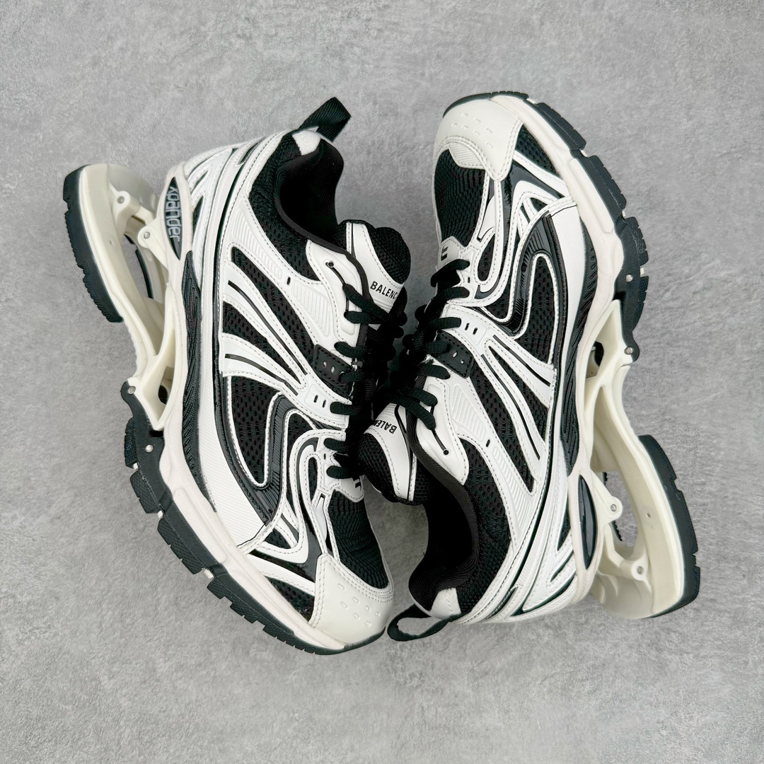 图片[3]-＃纯原 BALENCIAGA X-Pander 巴黎世家复古弹簧老爹鞋 大流行后的时装秀以舒适为主要设计重点的大量设计之后 Balenciaga 的2021SS秀也焕然一新 最新推出X-Pander运动鞋 Balenciaga 又创造了一个新的欲望对象 释放了人群对舒适的进一步想象 该鞋与Track和Track 2运动鞋具有相同的美学特征 并具有90年代和00年代初期的独特风格 鞋面有网眼底 上面有混合材料覆盖层 鞋上的烙印保持最小 这款运动鞋的初看起来与过去的Balenciaga 并无分别 但厚实 独特切割的中底很引人注目 这款鞋的鞋跟则安装在类似弹簧的结构上 是其为之最大的突破 X-Pander 运动鞋的设计亮点在于后跟 安装在弹簧上的跟底 每步都会扩展Inspector Gadget 风格 鞋身延续复杂的复古线条 不同材质的拼接出运动感 鲜明的色彩风格一如既往 具有疯狂的表现力量 尺码：35 36 37 38 39 40 41 42 43 44 45 46-选品中心