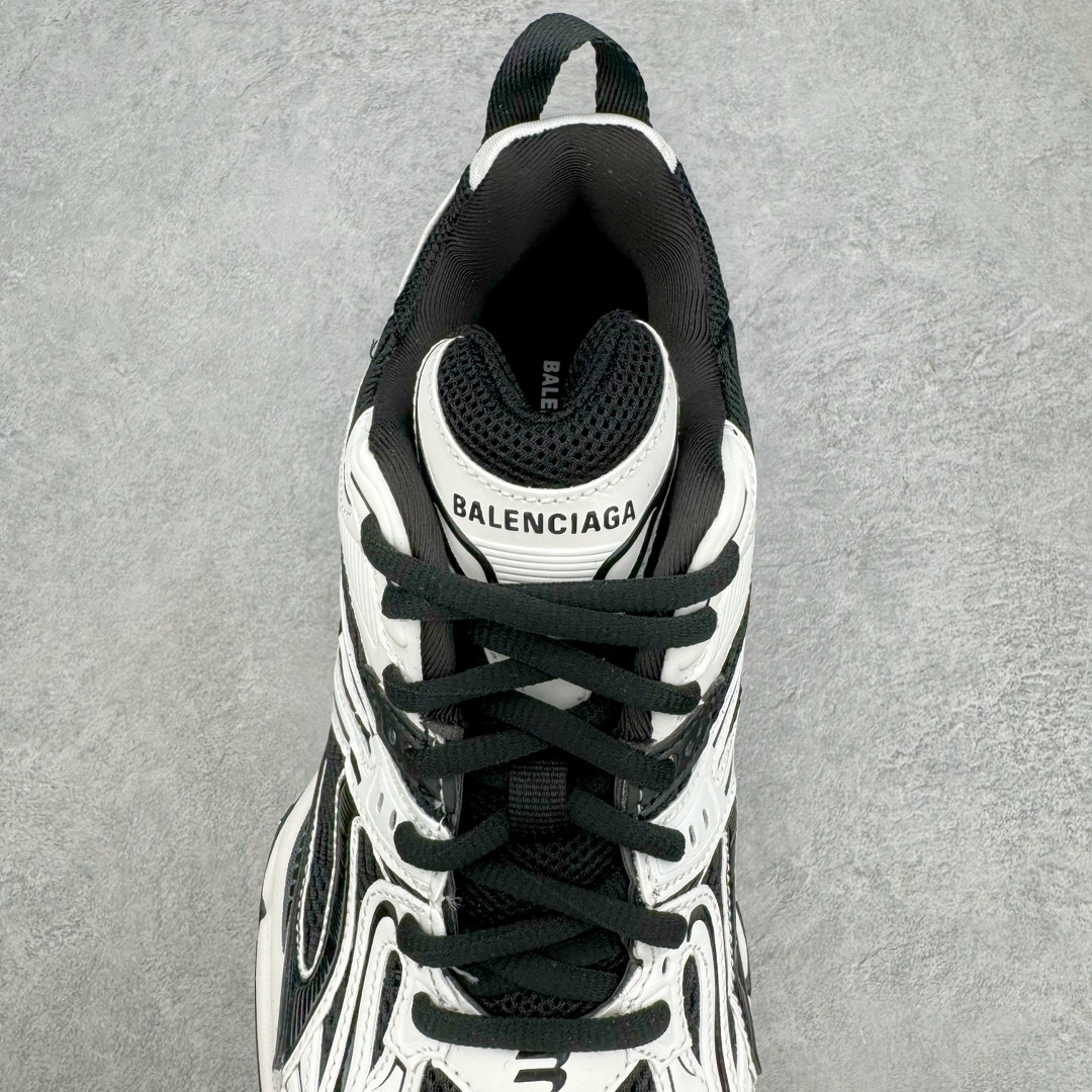 图片[5]-＃纯原 BALENCIAGA X-Pander 巴黎世家复古弹簧老爹鞋 大流行后的时装秀以舒适为主要设计重点的大量设计之后 Balenciaga 的2021SS秀也焕然一新 最新推出X-Pander运动鞋 Balenciaga 又创造了一个新的欲望对象 释放了人群对舒适的进一步想象 该鞋与Track和Track 2运动鞋具有相同的美学特征 并具有90年代和00年代初期的独特风格 鞋面有网眼底 上面有混合材料覆盖层 鞋上的烙印保持最小 这款运动鞋的初看起来与过去的Balenciaga 并无分别 但厚实 独特切割的中底很引人注目 这款鞋的鞋跟则安装在类似弹簧的结构上 是其为之最大的突破 X-Pander 运动鞋的设计亮点在于后跟 安装在弹簧上的跟底 每步都会扩展Inspector Gadget 风格 鞋身延续复杂的复古线条 不同材质的拼接出运动感 鲜明的色彩风格一如既往 具有疯狂的表现力量 尺码：35 36 37 38 39 40 41 42 43 44 45 46-选品中心