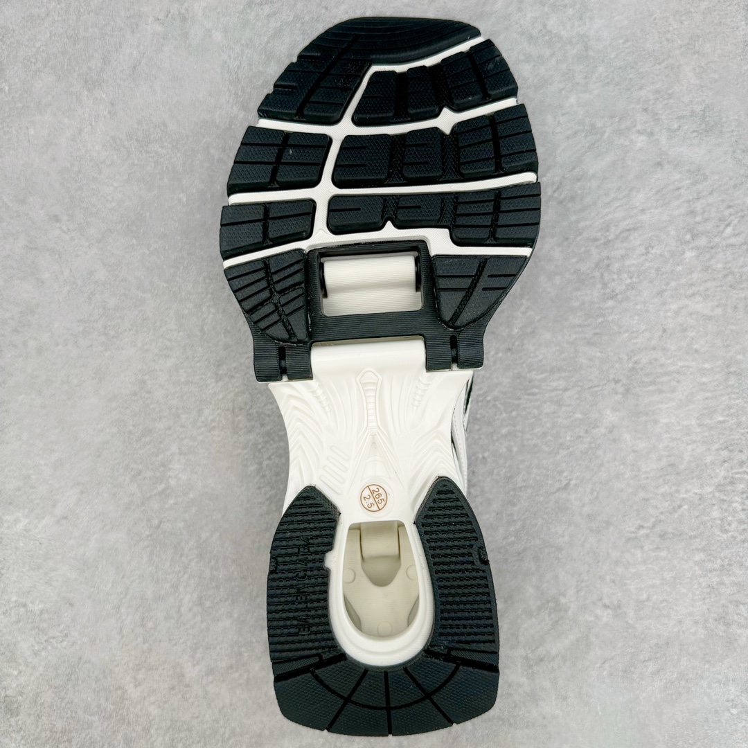 图片[9]-＃纯原 BALENCIAGA X-Pander 巴黎世家复古弹簧老爹鞋 大流行后的时装秀以舒适为主要设计重点的大量设计之后 Balenciaga 的2021SS秀也焕然一新 最新推出X-Pander运动鞋 Balenciaga 又创造了一个新的欲望对象 释放了人群对舒适的进一步想象 该鞋与Track和Track 2运动鞋具有相同的美学特征 并具有90年代和00年代初期的独特风格 鞋面有网眼底 上面有混合材料覆盖层 鞋上的烙印保持最小 这款运动鞋的初看起来与过去的Balenciaga 并无分别 但厚实 独特切割的中底很引人注目 这款鞋的鞋跟则安装在类似弹簧的结构上 是其为之最大的突破 X-Pander 运动鞋的设计亮点在于后跟 安装在弹簧上的跟底 每步都会扩展Inspector Gadget 风格 鞋身延续复杂的复古线条 不同材质的拼接出运动感 鲜明的色彩风格一如既往 具有疯狂的表现力量 尺码：35 36 37 38 39 40 41 42 43 44 45 46-选品中心