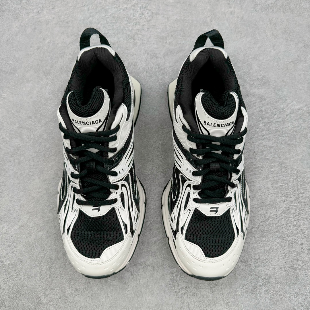图片[2]-＃纯原 BALENCIAGA X-Pander 巴黎世家复古弹簧老爹鞋 大流行后的时装秀以舒适为主要设计重点的大量设计之后 Balenciaga 的2021SS秀也焕然一新 最新推出X-Pander运动鞋 Balenciaga 又创造了一个新的欲望对象 释放了人群对舒适的进一步想象 该鞋与Track和Track 2运动鞋具有相同的美学特征 并具有90年代和00年代初期的独特风格 鞋面有网眼底 上面有混合材料覆盖层 鞋上的烙印保持最小 这款运动鞋的初看起来与过去的Balenciaga 并无分别 但厚实 独特切割的中底很引人注目 这款鞋的鞋跟则安装在类似弹簧的结构上 是其为之最大的突破 X-Pander 运动鞋的设计亮点在于后跟 安装在弹簧上的跟底 每步都会扩展Inspector Gadget 风格 鞋身延续复杂的复古线条 不同材质的拼接出运动感 鲜明的色彩风格一如既往 具有疯狂的表现力量 尺码：35 36 37 38 39 40 41 42 43 44 45 46-选品中心
