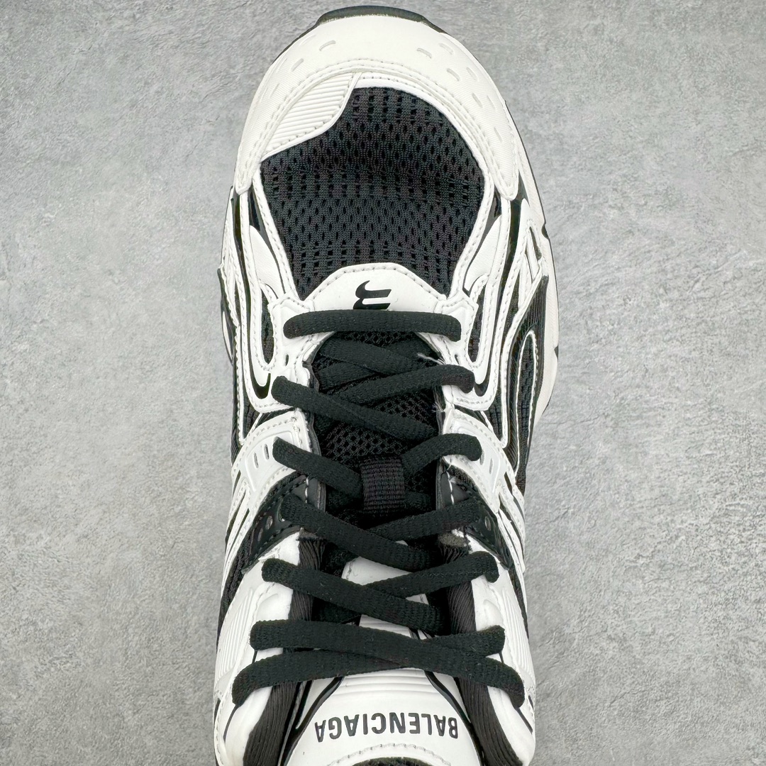 图片[4]-＃纯原 BALENCIAGA X-Pander 巴黎世家复古弹簧老爹鞋 大流行后的时装秀以舒适为主要设计重点的大量设计之后 Balenciaga 的2021SS秀也焕然一新 最新推出X-Pander运动鞋 Balenciaga 又创造了一个新的欲望对象 释放了人群对舒适的进一步想象 该鞋与Track和Track 2运动鞋具有相同的美学特征 并具有90年代和00年代初期的独特风格 鞋面有网眼底 上面有混合材料覆盖层 鞋上的烙印保持最小 这款运动鞋的初看起来与过去的Balenciaga 并无分别 但厚实 独特切割的中底很引人注目 这款鞋的鞋跟则安装在类似弹簧的结构上 是其为之最大的突破 X-Pander 运动鞋的设计亮点在于后跟 安装在弹簧上的跟底 每步都会扩展Inspector Gadget 风格 鞋身延续复杂的复古线条 不同材质的拼接出运动感 鲜明的色彩风格一如既往 具有疯狂的表现力量 尺码：35 36 37 38 39 40 41 42 43 44 45 46-选品中心