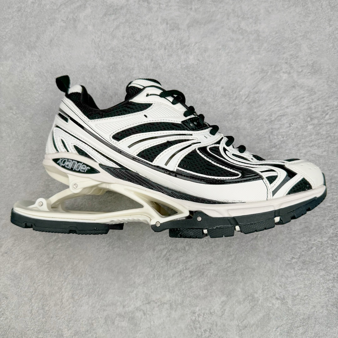 ＃纯原 BALENCIAGA X-Pander 巴黎世家复古弹簧老爹鞋 大流行后的时装秀以舒适为主要设计重点的大量设计之后 Balenciaga 的2021SS秀也焕然一新 最新推出X-Pander运动鞋 Balenciaga 又创造了一个新的欲望对象 释放了人群对舒适的进一步想象 该鞋与Track和Track 2运动鞋具有相同的美学特征 并具有90年代和00年代初期的独特风格 鞋面有网眼底 上面有混合材料覆盖层 鞋上的烙印保持最小 这款运动鞋的初看起来与过去的Balenciaga 并无分别 但厚实 独特切割的中底很引人注目 这款鞋的鞋跟则安装在类似弹簧的结构上 是其为之最大的突破 X-Pander 运动鞋的设计亮点在于后跟 安装在弹簧上的跟底 每步都会扩展Inspector Gadget 风格 鞋身延续复杂的复古线条 不同材质的拼接出运动感 鲜明的色彩风格一如既往 具有疯狂的表现力量 尺码：35 36 37 38 39 40 41 42 43 44 45 46-选品中心