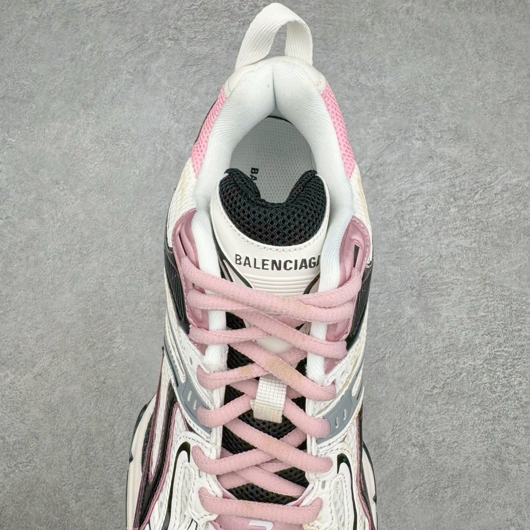 图片[5]-＃纯原 BALENCIAGA X-Pander 巴黎世家复古弹簧老爹鞋 大流行后的时装秀以舒适为主要设计重点的大量设计之后 Balenciaga 的2021SS秀也焕然一新 最新推出X-Pander运动鞋 Balenciaga 又创造了一个新的欲望对象 释放了人群对舒适的进一步想象 该鞋与Track和Track 2运动鞋具有相同的美学特征 并具有90年代和00年代初期的独特风格 鞋面有网眼底 上面有混合材料覆盖层 鞋上的烙印保持最小 这款运动鞋的初看起来与过去的Balenciaga 并无分别 但厚实 独特切割的中底很引人注目 这款鞋的鞋跟则安装在类似弹簧的结构上 是其为之最大的突破 X-Pander 运动鞋的设计亮点在于后跟 安装在弹簧上的跟底 每步都会扩展Inspector Gadget 风格 鞋身延续复杂的复古线条 不同材质的拼接出运动感 鲜明的色彩风格一如既往 具有疯狂的表现力量 尺码：35 36 37 38 39 40 41 42 43 44 45 46-选品中心