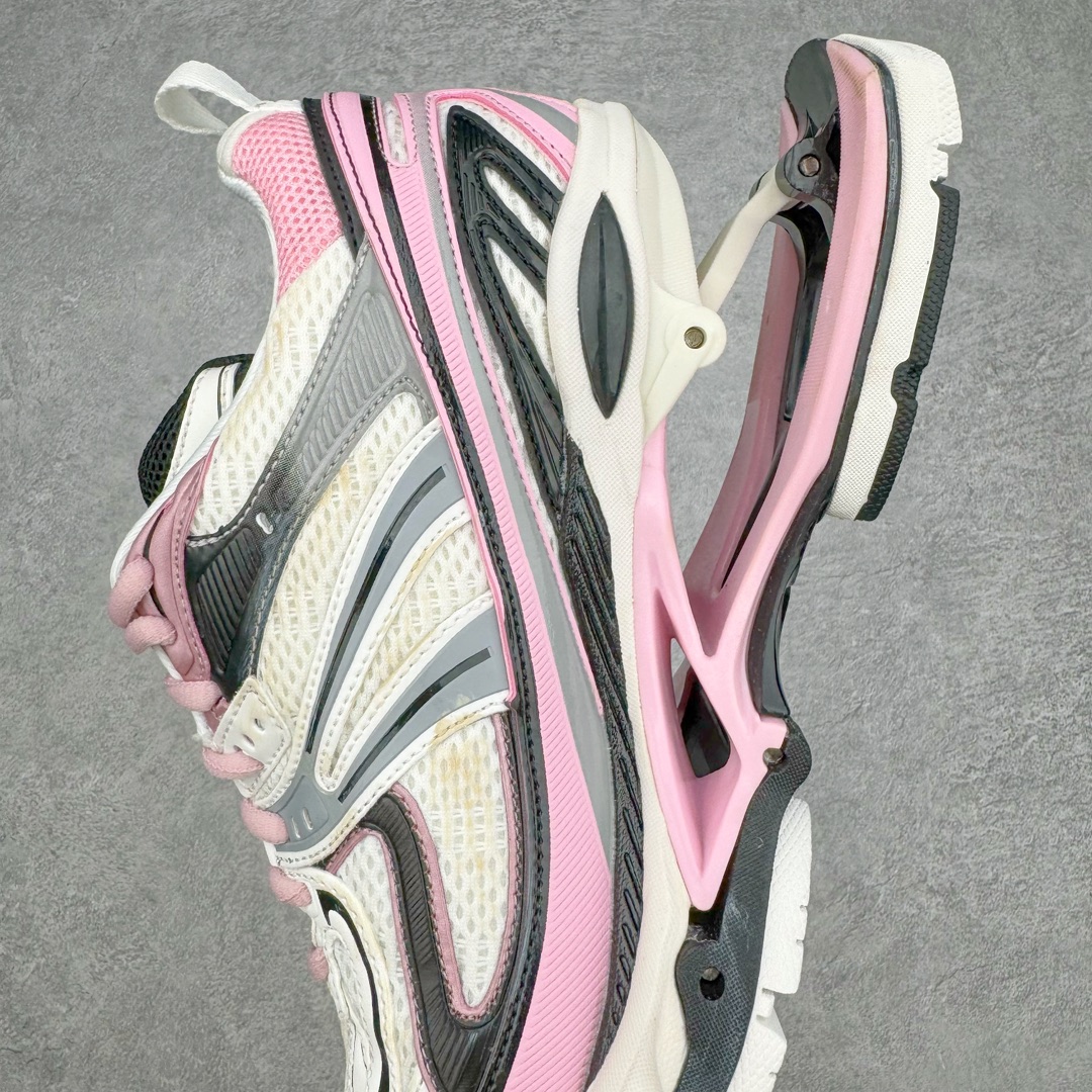 图片[7]-＃纯原 BALENCIAGA X-Pander 巴黎世家复古弹簧老爹鞋 大流行后的时装秀以舒适为主要设计重点的大量设计之后 Balenciaga 的2021SS秀也焕然一新 最新推出X-Pander运动鞋 Balenciaga 又创造了一个新的欲望对象 释放了人群对舒适的进一步想象 该鞋与Track和Track 2运动鞋具有相同的美学特征 并具有90年代和00年代初期的独特风格 鞋面有网眼底 上面有混合材料覆盖层 鞋上的烙印保持最小 这款运动鞋的初看起来与过去的Balenciaga 并无分别 但厚实 独特切割的中底很引人注目 这款鞋的鞋跟则安装在类似弹簧的结构上 是其为之最大的突破 X-Pander 运动鞋的设计亮点在于后跟 安装在弹簧上的跟底 每步都会扩展Inspector Gadget 风格 鞋身延续复杂的复古线条 不同材质的拼接出运动感 鲜明的色彩风格一如既往 具有疯狂的表现力量 尺码：35 36 37 38 39 40 41 42 43 44 45 46-选品中心