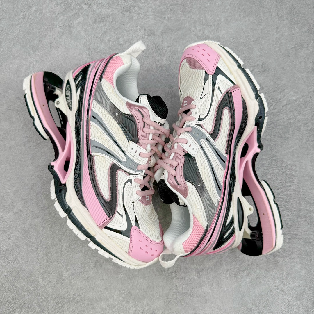 图片[3]-＃纯原 BALENCIAGA X-Pander 巴黎世家复古弹簧老爹鞋 大流行后的时装秀以舒适为主要设计重点的大量设计之后 Balenciaga 的2021SS秀也焕然一新 最新推出X-Pander运动鞋 Balenciaga 又创造了一个新的欲望对象 释放了人群对舒适的进一步想象 该鞋与Track和Track 2运动鞋具有相同的美学特征 并具有90年代和00年代初期的独特风格 鞋面有网眼底 上面有混合材料覆盖层 鞋上的烙印保持最小 这款运动鞋的初看起来与过去的Balenciaga 并无分别 但厚实 独特切割的中底很引人注目 这款鞋的鞋跟则安装在类似弹簧的结构上 是其为之最大的突破 X-Pander 运动鞋的设计亮点在于后跟 安装在弹簧上的跟底 每步都会扩展Inspector Gadget 风格 鞋身延续复杂的复古线条 不同材质的拼接出运动感 鲜明的色彩风格一如既往 具有疯狂的表现力量 尺码：35 36 37 38 39 40 41 42 43 44 45 46-选品中心