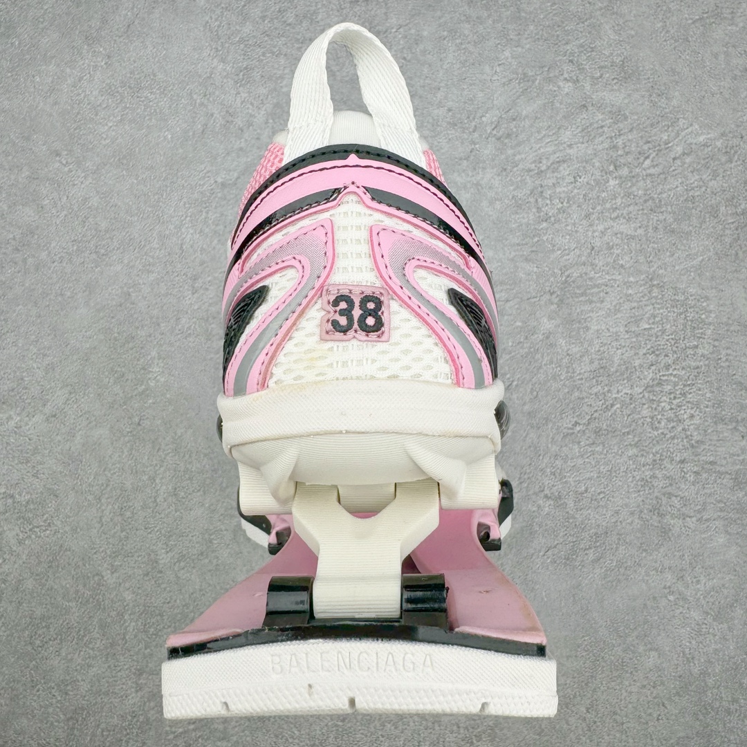 图片[8]-＃纯原 BALENCIAGA X-Pander 巴黎世家复古弹簧老爹鞋 大流行后的时装秀以舒适为主要设计重点的大量设计之后 Balenciaga 的2021SS秀也焕然一新 最新推出X-Pander运动鞋 Balenciaga 又创造了一个新的欲望对象 释放了人群对舒适的进一步想象 该鞋与Track和Track 2运动鞋具有相同的美学特征 并具有90年代和00年代初期的独特风格 鞋面有网眼底 上面有混合材料覆盖层 鞋上的烙印保持最小 这款运动鞋的初看起来与过去的Balenciaga 并无分别 但厚实 独特切割的中底很引人注目 这款鞋的鞋跟则安装在类似弹簧的结构上 是其为之最大的突破 X-Pander 运动鞋的设计亮点在于后跟 安装在弹簧上的跟底 每步都会扩展Inspector Gadget 风格 鞋身延续复杂的复古线条 不同材质的拼接出运动感 鲜明的色彩风格一如既往 具有疯狂的表现力量 尺码：35 36 37 38 39 40 41 42 43 44 45 46-选品中心