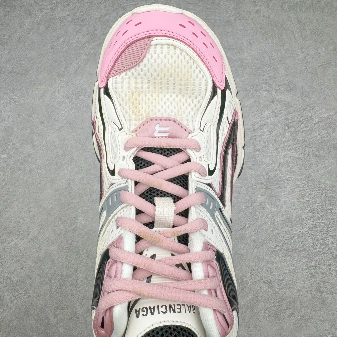 图片[4]-＃纯原 BALENCIAGA X-Pander 巴黎世家复古弹簧老爹鞋 大流行后的时装秀以舒适为主要设计重点的大量设计之后 Balenciaga 的2021SS秀也焕然一新 最新推出X-Pander运动鞋 Balenciaga 又创造了一个新的欲望对象 释放了人群对舒适的进一步想象 该鞋与Track和Track 2运动鞋具有相同的美学特征 并具有90年代和00年代初期的独特风格 鞋面有网眼底 上面有混合材料覆盖层 鞋上的烙印保持最小 这款运动鞋的初看起来与过去的Balenciaga 并无分别 但厚实 独特切割的中底很引人注目 这款鞋的鞋跟则安装在类似弹簧的结构上 是其为之最大的突破 X-Pander 运动鞋的设计亮点在于后跟 安装在弹簧上的跟底 每步都会扩展Inspector Gadget 风格 鞋身延续复杂的复古线条 不同材质的拼接出运动感 鲜明的色彩风格一如既往 具有疯狂的表现力量 尺码：35 36 37 38 39 40 41 42 43 44 45 46-选品中心