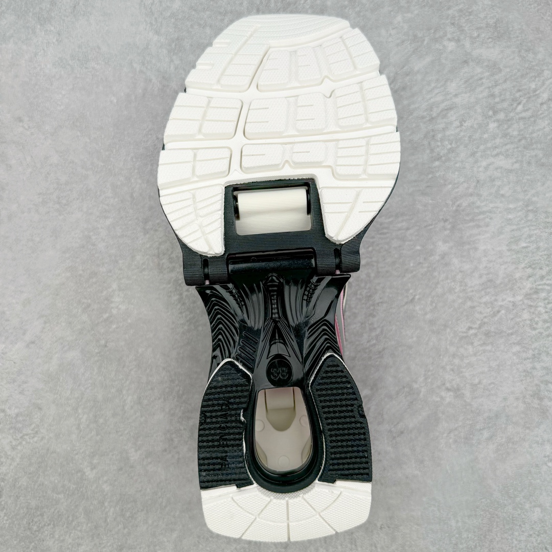 图片[9]-＃纯原 BALENCIAGA X-Pander 巴黎世家复古弹簧老爹鞋 大流行后的时装秀以舒适为主要设计重点的大量设计之后 Balenciaga 的2021SS秀也焕然一新 最新推出X-Pander运动鞋 Balenciaga 又创造了一个新的欲望对象 释放了人群对舒适的进一步想象 该鞋与Track和Track 2运动鞋具有相同的美学特征 并具有90年代和00年代初期的独特风格 鞋面有网眼底 上面有混合材料覆盖层 鞋上的烙印保持最小 这款运动鞋的初看起来与过去的Balenciaga 并无分别 但厚实 独特切割的中底很引人注目 这款鞋的鞋跟则安装在类似弹簧的结构上 是其为之最大的突破 X-Pander 运动鞋的设计亮点在于后跟 安装在弹簧上的跟底 每步都会扩展Inspector Gadget 风格 鞋身延续复杂的复古线条 不同材质的拼接出运动感 鲜明的色彩风格一如既往 具有疯狂的表现力量 尺码：35 36 37 38 39 40 41 42 43 44 45 46-选品中心