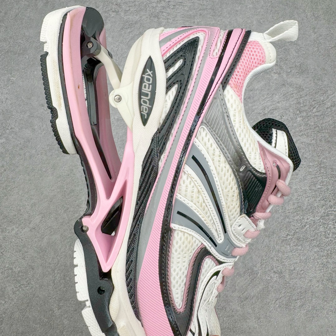 图片[6]-＃纯原 BALENCIAGA X-Pander 巴黎世家复古弹簧老爹鞋 大流行后的时装秀以舒适为主要设计重点的大量设计之后 Balenciaga 的2021SS秀也焕然一新 最新推出X-Pander运动鞋 Balenciaga 又创造了一个新的欲望对象 释放了人群对舒适的进一步想象 该鞋与Track和Track 2运动鞋具有相同的美学特征 并具有90年代和00年代初期的独特风格 鞋面有网眼底 上面有混合材料覆盖层 鞋上的烙印保持最小 这款运动鞋的初看起来与过去的Balenciaga 并无分别 但厚实 独特切割的中底很引人注目 这款鞋的鞋跟则安装在类似弹簧的结构上 是其为之最大的突破 X-Pander 运动鞋的设计亮点在于后跟 安装在弹簧上的跟底 每步都会扩展Inspector Gadget 风格 鞋身延续复杂的复古线条 不同材质的拼接出运动感 鲜明的色彩风格一如既往 具有疯狂的表现力量 尺码：35 36 37 38 39 40 41 42 43 44 45 46-选品中心