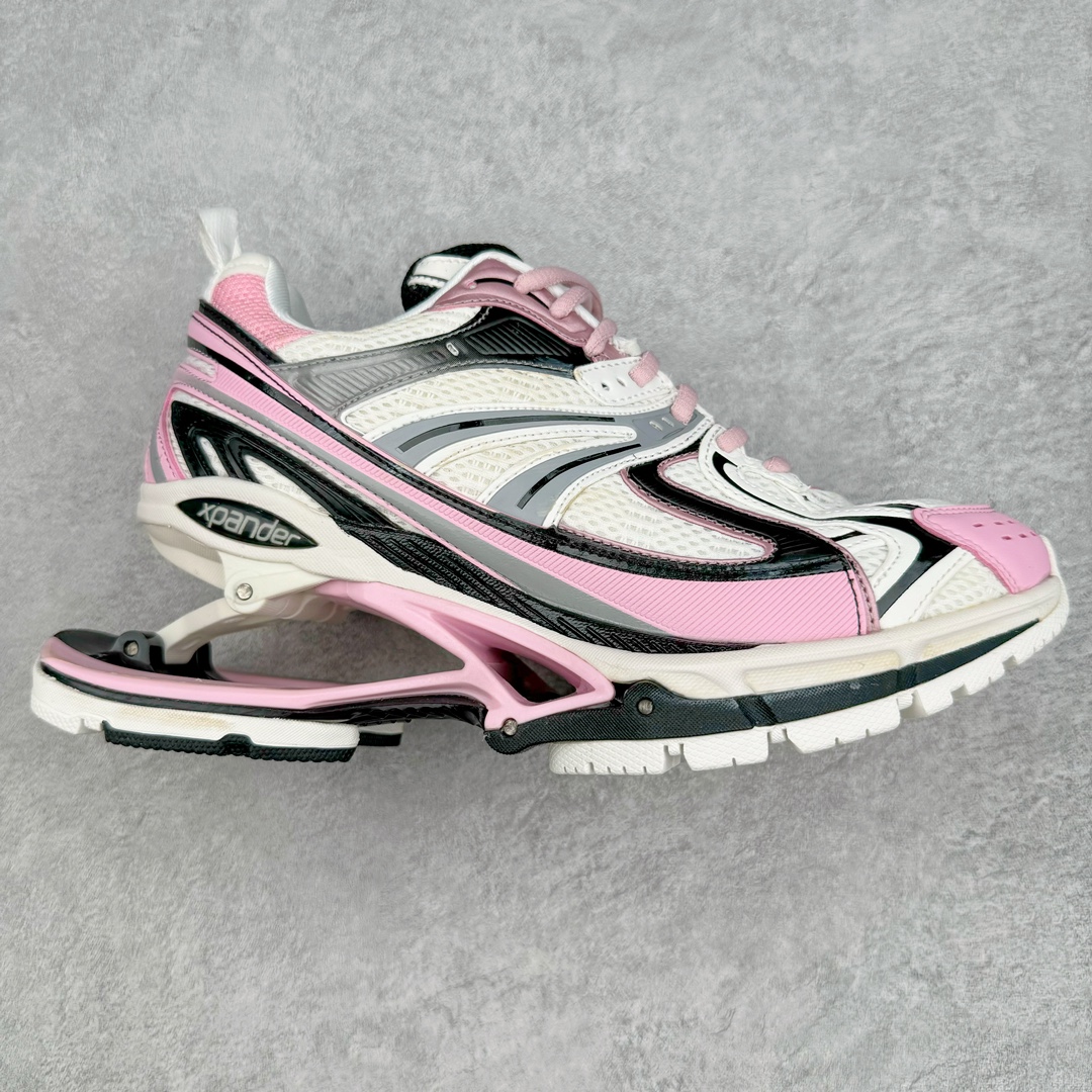＃纯原 BALENCIAGA X-Pander 巴黎世家复古弹簧老爹鞋 大流行后的时装秀以舒适为主要设计重点的大量设计之后 Balenciaga 的2021SS秀也焕然一新 最新推出X-Pander运动鞋 Balenciaga 又创造了一个新的欲望对象 释放了人群对舒适的进一步想象 该鞋与Track和Track 2运动鞋具有相同的美学特征 并具有90年代和00年代初期的独特风格 鞋面有网眼底 上面有混合材料覆盖层 鞋上的烙印保持最小 这款运动鞋的初看起来与过去的Balenciaga 并无分别 但厚实 独特切割的中底很引人注目 这款鞋的鞋跟则安装在类似弹簧的结构上 是其为之最大的突破 X-Pander 运动鞋的设计亮点在于后跟 安装在弹簧上的跟底 每步都会扩展Inspector Gadget 风格 鞋身延续复杂的复古线条 不同材质的拼接出运动感 鲜明的色彩风格一如既往 具有疯狂的表现力量 尺码：35 36 37 38 39 40 41 42 43 44 45 46-选品中心