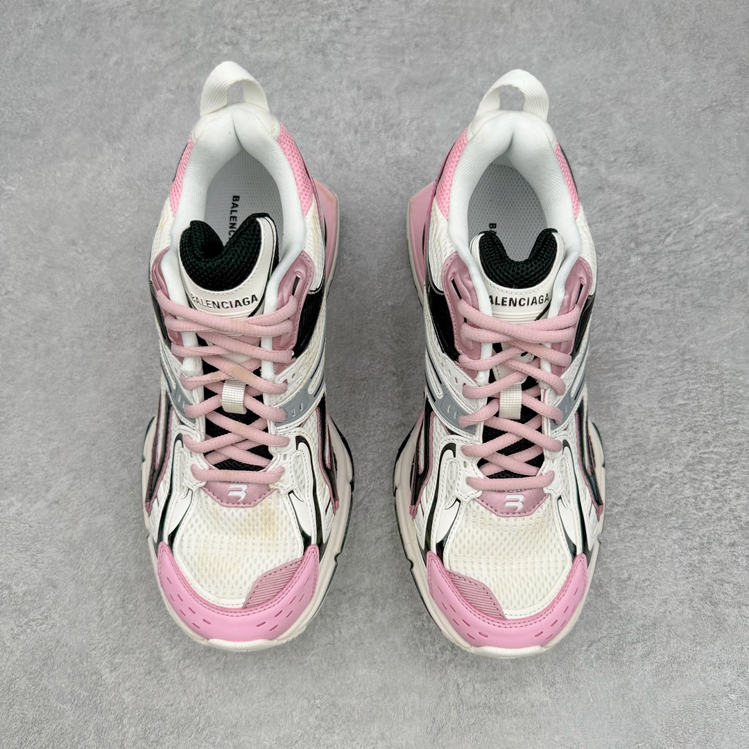 图片[2]-＃纯原 BALENCIAGA X-Pander 巴黎世家复古弹簧老爹鞋 大流行后的时装秀以舒适为主要设计重点的大量设计之后 Balenciaga 的2021SS秀也焕然一新 最新推出X-Pander运动鞋 Balenciaga 又创造了一个新的欲望对象 释放了人群对舒适的进一步想象 该鞋与Track和Track 2运动鞋具有相同的美学特征 并具有90年代和00年代初期的独特风格 鞋面有网眼底 上面有混合材料覆盖层 鞋上的烙印保持最小 这款运动鞋的初看起来与过去的Balenciaga 并无分别 但厚实 独特切割的中底很引人注目 这款鞋的鞋跟则安装在类似弹簧的结构上 是其为之最大的突破 X-Pander 运动鞋的设计亮点在于后跟 安装在弹簧上的跟底 每步都会扩展Inspector Gadget 风格 鞋身延续复杂的复古线条 不同材质的拼接出运动感 鲜明的色彩风格一如既往 具有疯狂的表现力量 尺码：35 36 37 38 39 40 41 42 43 44 45 46-选品中心
