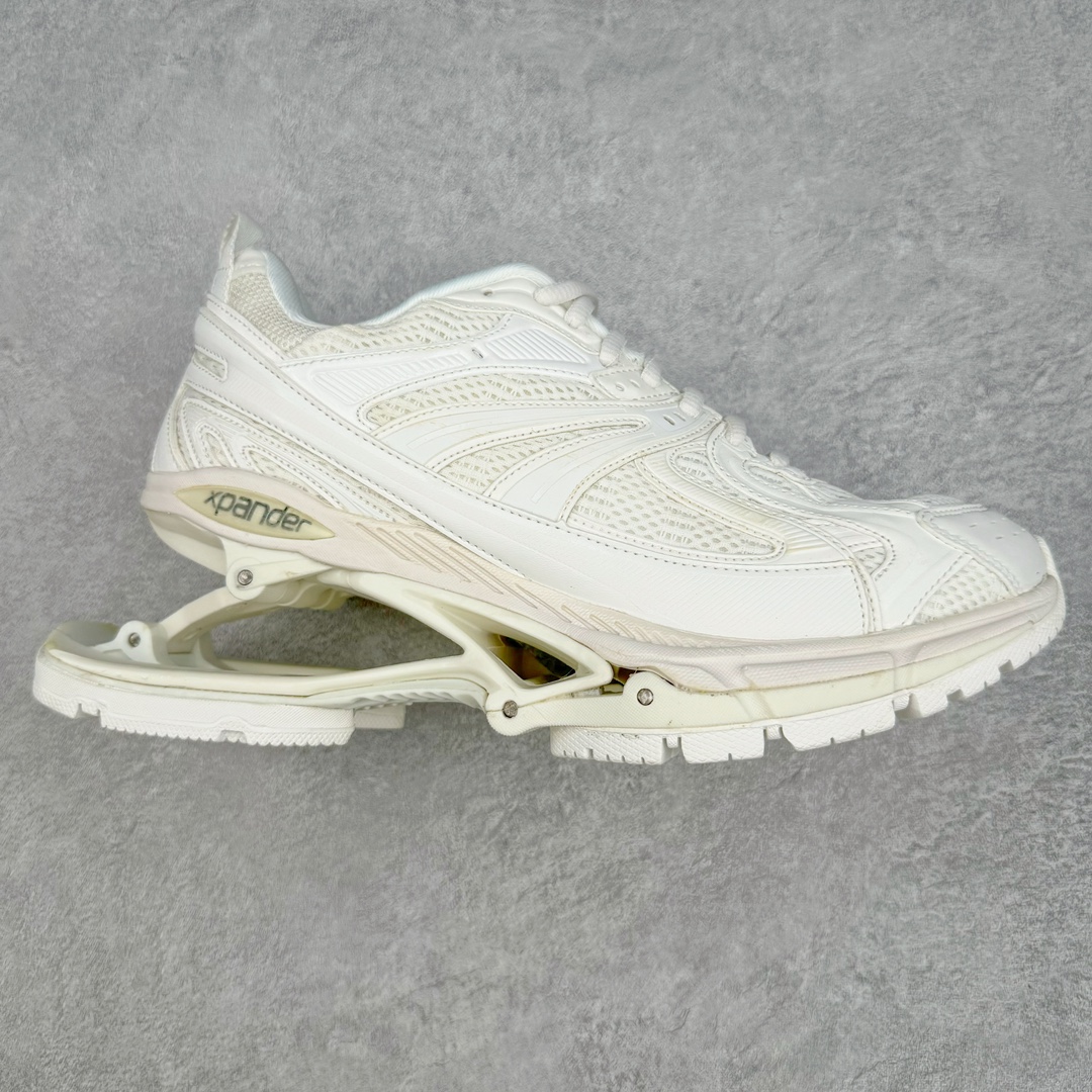 ＃纯原 BALENCIAGA X-Pander 巴黎世家复古弹簧老爹鞋 大流行后的时装秀以舒适为主要设计重点的大量设计之后 Balenciaga 的2021SS秀也焕然一新 最新推出X-Pander运动鞋 Balenciaga 又创造了一个新的欲望对象 释放了人群对舒适的进一步想象 该鞋与Track和Track 2运动鞋具有相同的美学特征 并具有90年代和00年代初期的独特风格 鞋面有网眼底 上面有混合材料覆盖层 鞋上的烙印保持最小 这款运动鞋的初看起来与过去的Balenciaga 并无分别 但厚实 独特切割的中底很引人注目 这款鞋的鞋跟则安装在类似弹簧的结构上 是其为之最大的突破 X-Pander 运动鞋的设计亮点在于后跟 安装在弹簧上的跟底 每步都会扩展Inspector Gadget 风格 鞋身延续复杂的复古线条 不同材质的拼接出运动感 鲜明的色彩风格一如既往 具有疯狂的表现力量 尺码：35 36 37 38 39 40 41 42 43 44 45 46-选品中心