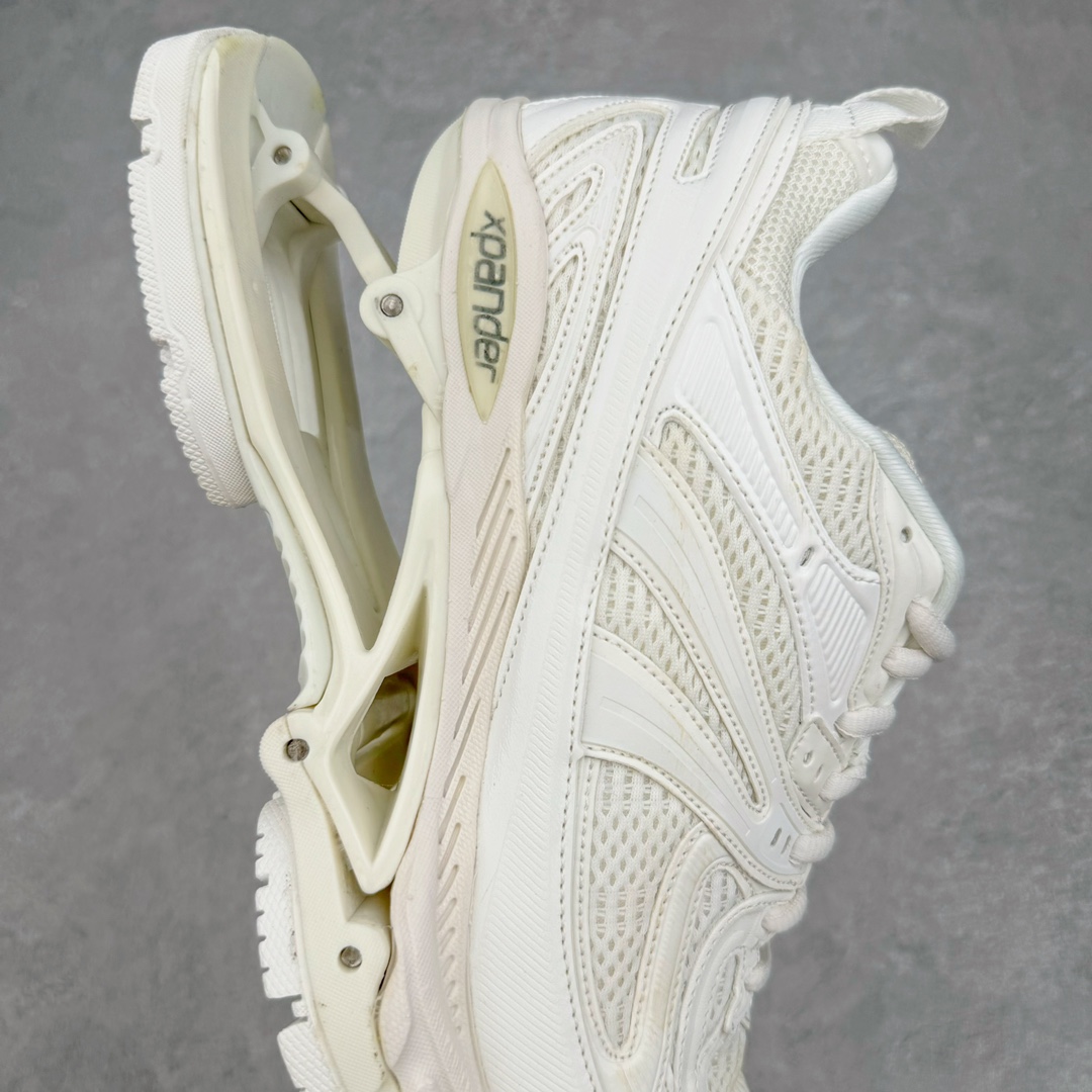 图片[6]-＃纯原 BALENCIAGA X-Pander 巴黎世家复古弹簧老爹鞋 大流行后的时装秀以舒适为主要设计重点的大量设计之后 Balenciaga 的2021SS秀也焕然一新 最新推出X-Pander运动鞋 Balenciaga 又创造了一个新的欲望对象 释放了人群对舒适的进一步想象 该鞋与Track和Track 2运动鞋具有相同的美学特征 并具有90年代和00年代初期的独特风格 鞋面有网眼底 上面有混合材料覆盖层 鞋上的烙印保持最小 这款运动鞋的初看起来与过去的Balenciaga 并无分别 但厚实 独特切割的中底很引人注目 这款鞋的鞋跟则安装在类似弹簧的结构上 是其为之最大的突破 X-Pander 运动鞋的设计亮点在于后跟 安装在弹簧上的跟底 每步都会扩展Inspector Gadget 风格 鞋身延续复杂的复古线条 不同材质的拼接出运动感 鲜明的色彩风格一如既往 具有疯狂的表现力量 尺码：35 36 37 38 39 40 41 42 43 44 45 46-选品中心