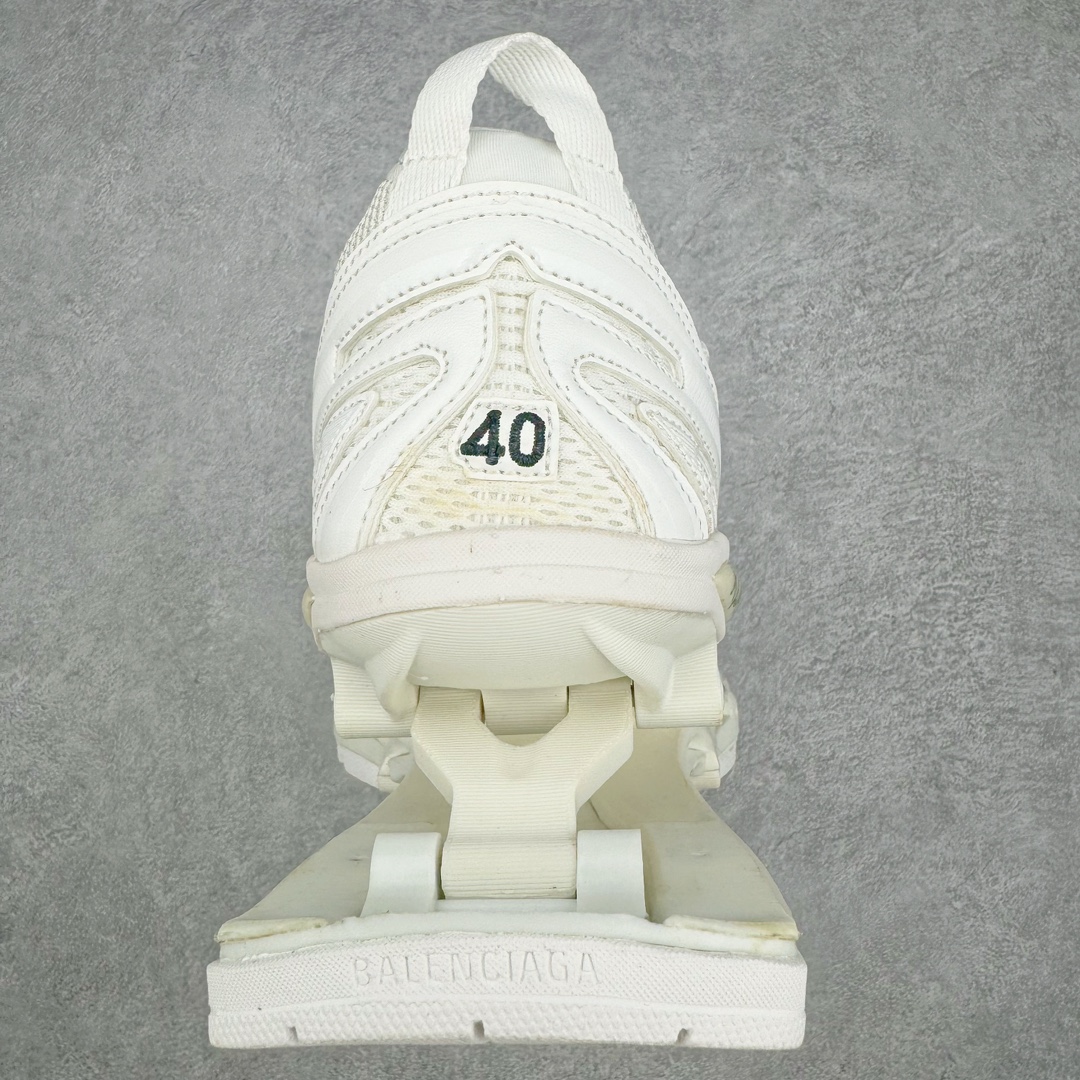 图片[8]-＃纯原 BALENCIAGA X-Pander 巴黎世家复古弹簧老爹鞋 大流行后的时装秀以舒适为主要设计重点的大量设计之后 Balenciaga 的2021SS秀也焕然一新 最新推出X-Pander运动鞋 Balenciaga 又创造了一个新的欲望对象 释放了人群对舒适的进一步想象 该鞋与Track和Track 2运动鞋具有相同的美学特征 并具有90年代和00年代初期的独特风格 鞋面有网眼底 上面有混合材料覆盖层 鞋上的烙印保持最小 这款运动鞋的初看起来与过去的Balenciaga 并无分别 但厚实 独特切割的中底很引人注目 这款鞋的鞋跟则安装在类似弹簧的结构上 是其为之最大的突破 X-Pander 运动鞋的设计亮点在于后跟 安装在弹簧上的跟底 每步都会扩展Inspector Gadget 风格 鞋身延续复杂的复古线条 不同材质的拼接出运动感 鲜明的色彩风格一如既往 具有疯狂的表现力量 尺码：35 36 37 38 39 40 41 42 43 44 45 46-选品中心