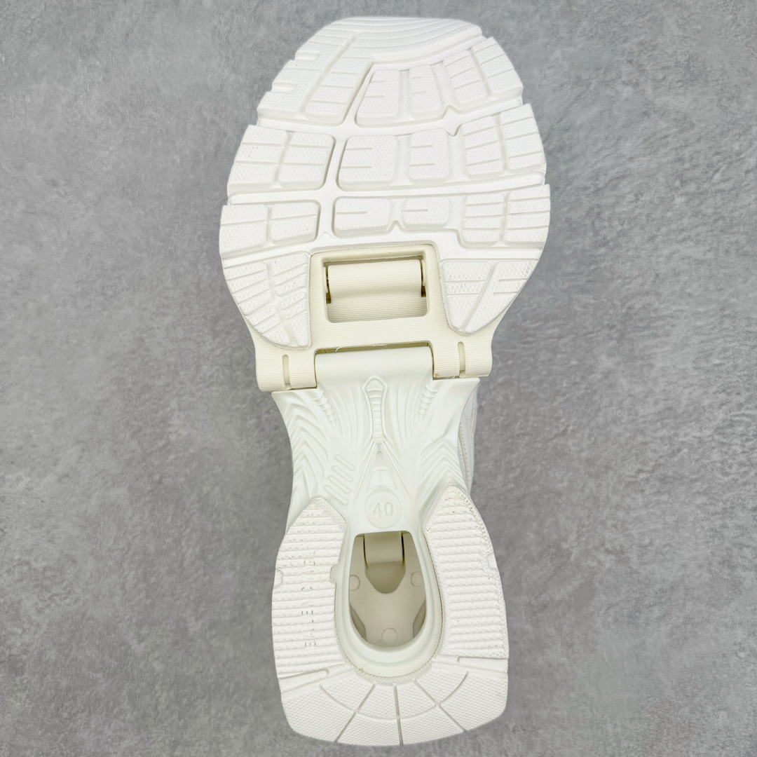 图片[9]-＃纯原 BALENCIAGA X-Pander 巴黎世家复古弹簧老爹鞋 大流行后的时装秀以舒适为主要设计重点的大量设计之后 Balenciaga 的2021SS秀也焕然一新 最新推出X-Pander运动鞋 Balenciaga 又创造了一个新的欲望对象 释放了人群对舒适的进一步想象 该鞋与Track和Track 2运动鞋具有相同的美学特征 并具有90年代和00年代初期的独特风格 鞋面有网眼底 上面有混合材料覆盖层 鞋上的烙印保持最小 这款运动鞋的初看起来与过去的Balenciaga 并无分别 但厚实 独特切割的中底很引人注目 这款鞋的鞋跟则安装在类似弹簧的结构上 是其为之最大的突破 X-Pander 运动鞋的设计亮点在于后跟 安装在弹簧上的跟底 每步都会扩展Inspector Gadget 风格 鞋身延续复杂的复古线条 不同材质的拼接出运动感 鲜明的色彩风格一如既往 具有疯狂的表现力量 尺码：35 36 37 38 39 40 41 42 43 44 45 46-选品中心