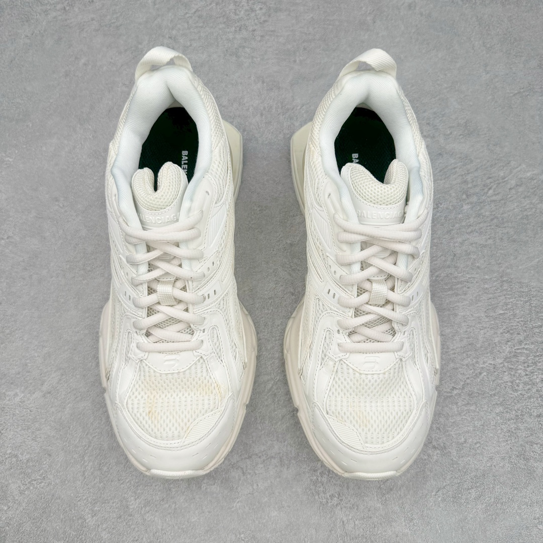 图片[2]-＃纯原 BALENCIAGA X-Pander 巴黎世家复古弹簧老爹鞋 大流行后的时装秀以舒适为主要设计重点的大量设计之后 Balenciaga 的2021SS秀也焕然一新 最新推出X-Pander运动鞋 Balenciaga 又创造了一个新的欲望对象 释放了人群对舒适的进一步想象 该鞋与Track和Track 2运动鞋具有相同的美学特征 并具有90年代和00年代初期的独特风格 鞋面有网眼底 上面有混合材料覆盖层 鞋上的烙印保持最小 这款运动鞋的初看起来与过去的Balenciaga 并无分别 但厚实 独特切割的中底很引人注目 这款鞋的鞋跟则安装在类似弹簧的结构上 是其为之最大的突破 X-Pander 运动鞋的设计亮点在于后跟 安装在弹簧上的跟底 每步都会扩展Inspector Gadget 风格 鞋身延续复杂的复古线条 不同材质的拼接出运动感 鲜明的色彩风格一如既往 具有疯狂的表现力量 尺码：35 36 37 38 39 40 41 42 43 44 45 46-选品中心