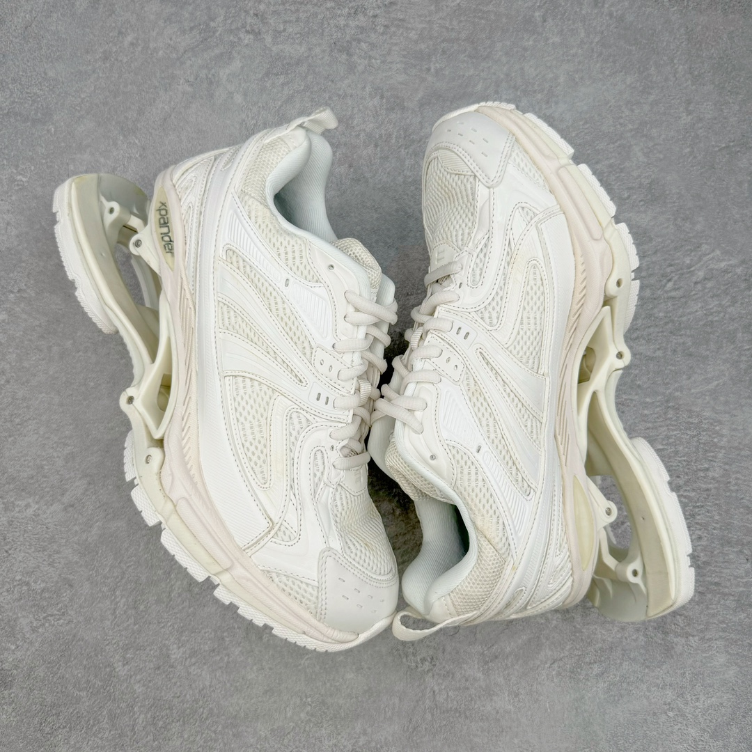 图片[3]-＃纯原 BALENCIAGA X-Pander 巴黎世家复古弹簧老爹鞋 大流行后的时装秀以舒适为主要设计重点的大量设计之后 Balenciaga 的2021SS秀也焕然一新 最新推出X-Pander运动鞋 Balenciaga 又创造了一个新的欲望对象 释放了人群对舒适的进一步想象 该鞋与Track和Track 2运动鞋具有相同的美学特征 并具有90年代和00年代初期的独特风格 鞋面有网眼底 上面有混合材料覆盖层 鞋上的烙印保持最小 这款运动鞋的初看起来与过去的Balenciaga 并无分别 但厚实 独特切割的中底很引人注目 这款鞋的鞋跟则安装在类似弹簧的结构上 是其为之最大的突破 X-Pander 运动鞋的设计亮点在于后跟 安装在弹簧上的跟底 每步都会扩展Inspector Gadget 风格 鞋身延续复杂的复古线条 不同材质的拼接出运动感 鲜明的色彩风格一如既往 具有疯狂的表现力量 尺码：35 36 37 38 39 40 41 42 43 44 45 46-选品中心