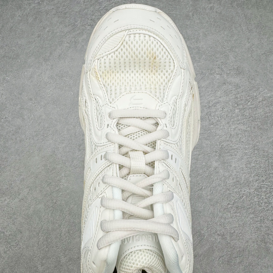 图片[4]-＃纯原 BALENCIAGA X-Pander 巴黎世家复古弹簧老爹鞋 大流行后的时装秀以舒适为主要设计重点的大量设计之后 Balenciaga 的2021SS秀也焕然一新 最新推出X-Pander运动鞋 Balenciaga 又创造了一个新的欲望对象 释放了人群对舒适的进一步想象 该鞋与Track和Track 2运动鞋具有相同的美学特征 并具有90年代和00年代初期的独特风格 鞋面有网眼底 上面有混合材料覆盖层 鞋上的烙印保持最小 这款运动鞋的初看起来与过去的Balenciaga 并无分别 但厚实 独特切割的中底很引人注目 这款鞋的鞋跟则安装在类似弹簧的结构上 是其为之最大的突破 X-Pander 运动鞋的设计亮点在于后跟 安装在弹簧上的跟底 每步都会扩展Inspector Gadget 风格 鞋身延续复杂的复古线条 不同材质的拼接出运动感 鲜明的色彩风格一如既往 具有疯狂的表现力量 尺码：35 36 37 38 39 40 41 42 43 44 45 46-选品中心