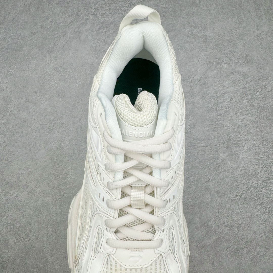 图片[5]-＃纯原 BALENCIAGA X-Pander 巴黎世家复古弹簧老爹鞋 大流行后的时装秀以舒适为主要设计重点的大量设计之后 Balenciaga 的2021SS秀也焕然一新 最新推出X-Pander运动鞋 Balenciaga 又创造了一个新的欲望对象 释放了人群对舒适的进一步想象 该鞋与Track和Track 2运动鞋具有相同的美学特征 并具有90年代和00年代初期的独特风格 鞋面有网眼底 上面有混合材料覆盖层 鞋上的烙印保持最小 这款运动鞋的初看起来与过去的Balenciaga 并无分别 但厚实 独特切割的中底很引人注目 这款鞋的鞋跟则安装在类似弹簧的结构上 是其为之最大的突破 X-Pander 运动鞋的设计亮点在于后跟 安装在弹簧上的跟底 每步都会扩展Inspector Gadget 风格 鞋身延续复杂的复古线条 不同材质的拼接出运动感 鲜明的色彩风格一如既往 具有疯狂的表现力量 尺码：35 36 37 38 39 40 41 42 43 44 45 46-选品中心