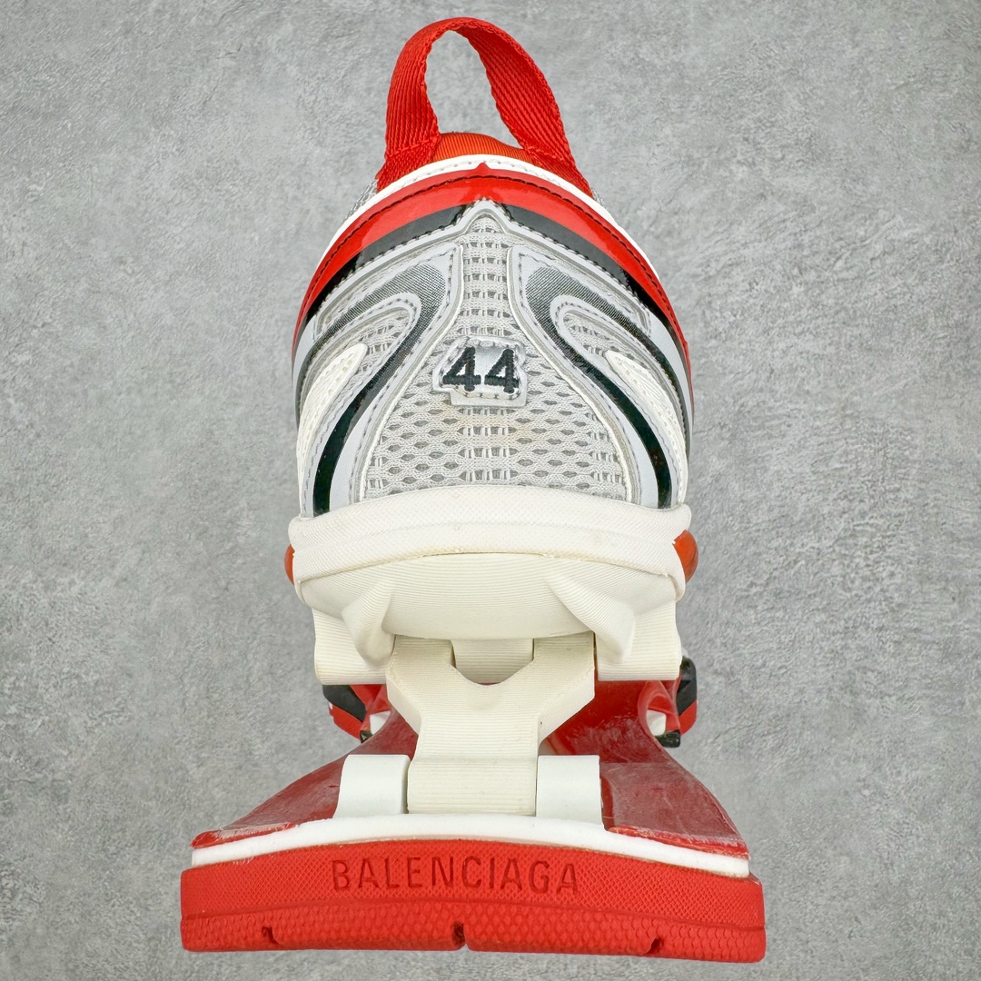 图片[8]-＃纯原 BALENCIAGA X-Pander 巴黎世家复古弹簧老爹鞋 大流行后的时装秀以舒适为主要设计重点的大量设计之后 Balenciaga 的2021SS秀也焕然一新 最新推出X-Pander运动鞋 Balenciaga 又创造了一个新的欲望对象 释放了人群对舒适的进一步想象 该鞋与Track和Track 2运动鞋具有相同的美学特征 并具有90年代和00年代初期的独特风格 鞋面有网眼底 上面有混合材料覆盖层 鞋上的烙印保持最小 这款运动鞋的初看起来与过去的Balenciaga 并无分别 但厚实 独特切割的中底很引人注目 这款鞋的鞋跟则安装在类似弹簧的结构上 是其为之最大的突破 X-Pander 运动鞋的设计亮点在于后跟 安装在弹簧上的跟底 每步都会扩展Inspector Gadget 风格 鞋身延续复杂的复古线条 不同材质的拼接出运动感 鲜明的色彩风格一如既往 具有疯狂的表现力量 尺码：35 36 37 38 39 40 41 42 43 44 45 46-选品中心