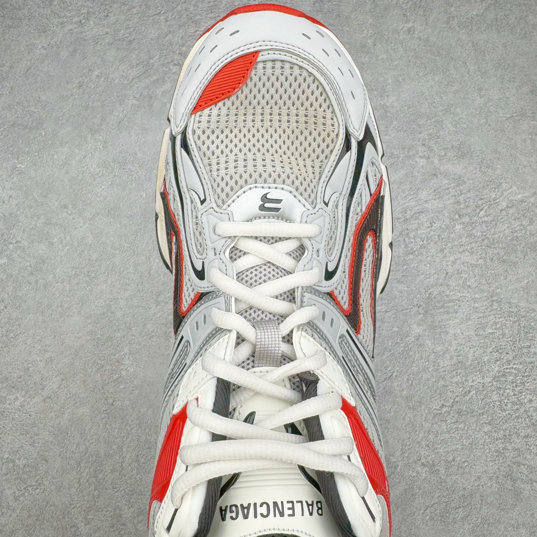 图片[4]-＃纯原 BALENCIAGA X-Pander 巴黎世家复古弹簧老爹鞋 大流行后的时装秀以舒适为主要设计重点的大量设计之后 Balenciaga 的2021SS秀也焕然一新 最新推出X-Pander运动鞋 Balenciaga 又创造了一个新的欲望对象 释放了人群对舒适的进一步想象 该鞋与Track和Track 2运动鞋具有相同的美学特征 并具有90年代和00年代初期的独特风格 鞋面有网眼底 上面有混合材料覆盖层 鞋上的烙印保持最小 这款运动鞋的初看起来与过去的Balenciaga 并无分别 但厚实 独特切割的中底很引人注目 这款鞋的鞋跟则安装在类似弹簧的结构上 是其为之最大的突破 X-Pander 运动鞋的设计亮点在于后跟 安装在弹簧上的跟底 每步都会扩展Inspector Gadget 风格 鞋身延续复杂的复古线条 不同材质的拼接出运动感 鲜明的色彩风格一如既往 具有疯狂的表现力量 尺码：35 36 37 38 39 40 41 42 43 44 45 46-选品中心