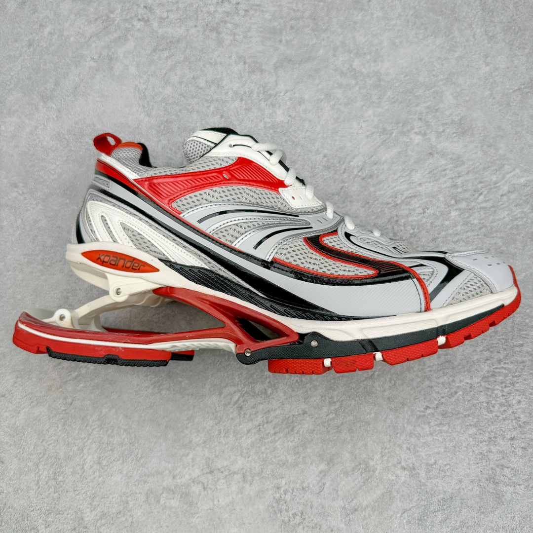＃纯原 BALENCIAGA X-Pander 巴黎世家复古弹簧老爹鞋 大流行后的时装秀以舒适为主要设计重点的大量设计之后 Balenciaga 的2021SS秀也焕然一新 最新推出X-Pander运动鞋 Balenciaga 又创造了一个新的欲望对象 释放了人群对舒适的进一步想象 该鞋与Track和Track 2运动鞋具有相同的美学特征 并具有90年代和00年代初期的独特风格 鞋面有网眼底 上面有混合材料覆盖层 鞋上的烙印保持最小 这款运动鞋的初看起来与过去的Balenciaga 并无分别 但厚实 独特切割的中底很引人注目 这款鞋的鞋跟则安装在类似弹簧的结构上 是其为之最大的突破 X-Pander 运动鞋的设计亮点在于后跟 安装在弹簧上的跟底 每步都会扩展Inspector Gadget 风格 鞋身延续复杂的复古线条 不同材质的拼接出运动感 鲜明的色彩风格一如既往 具有疯狂的表现力量 尺码：35 36 37 38 39 40 41 42 43 44 45 46-选品中心