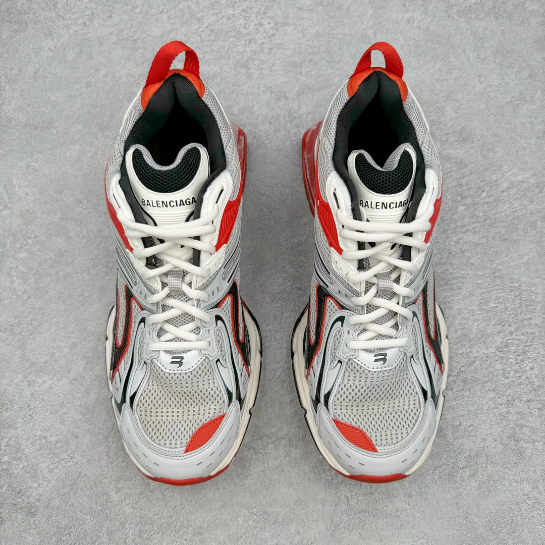 图片[2]-＃纯原 BALENCIAGA X-Pander 巴黎世家复古弹簧老爹鞋 大流行后的时装秀以舒适为主要设计重点的大量设计之后 Balenciaga 的2021SS秀也焕然一新 最新推出X-Pander运动鞋 Balenciaga 又创造了一个新的欲望对象 释放了人群对舒适的进一步想象 该鞋与Track和Track 2运动鞋具有相同的美学特征 并具有90年代和00年代初期的独特风格 鞋面有网眼底 上面有混合材料覆盖层 鞋上的烙印保持最小 这款运动鞋的初看起来与过去的Balenciaga 并无分别 但厚实 独特切割的中底很引人注目 这款鞋的鞋跟则安装在类似弹簧的结构上 是其为之最大的突破 X-Pander 运动鞋的设计亮点在于后跟 安装在弹簧上的跟底 每步都会扩展Inspector Gadget 风格 鞋身延续复杂的复古线条 不同材质的拼接出运动感 鲜明的色彩风格一如既往 具有疯狂的表现力量 尺码：35 36 37 38 39 40 41 42 43 44 45 46-选品中心