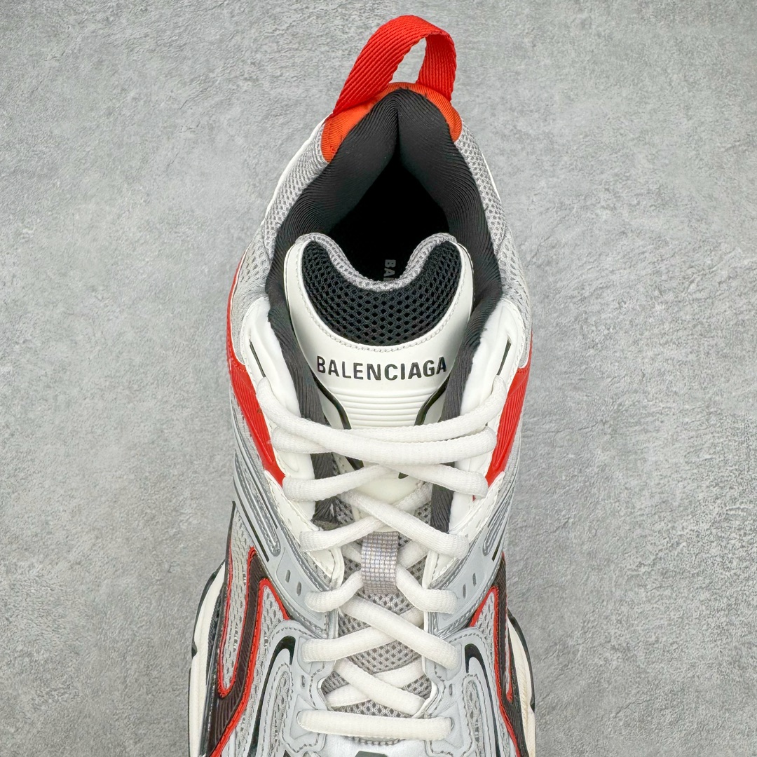 图片[5]-＃纯原 BALENCIAGA X-Pander 巴黎世家复古弹簧老爹鞋 大流行后的时装秀以舒适为主要设计重点的大量设计之后 Balenciaga 的2021SS秀也焕然一新 最新推出X-Pander运动鞋 Balenciaga 又创造了一个新的欲望对象 释放了人群对舒适的进一步想象 该鞋与Track和Track 2运动鞋具有相同的美学特征 并具有90年代和00年代初期的独特风格 鞋面有网眼底 上面有混合材料覆盖层 鞋上的烙印保持最小 这款运动鞋的初看起来与过去的Balenciaga 并无分别 但厚实 独特切割的中底很引人注目 这款鞋的鞋跟则安装在类似弹簧的结构上 是其为之最大的突破 X-Pander 运动鞋的设计亮点在于后跟 安装在弹簧上的跟底 每步都会扩展Inspector Gadget 风格 鞋身延续复杂的复古线条 不同材质的拼接出运动感 鲜明的色彩风格一如既往 具有疯狂的表现力量 尺码：35 36 37 38 39 40 41 42 43 44 45 46-选品中心