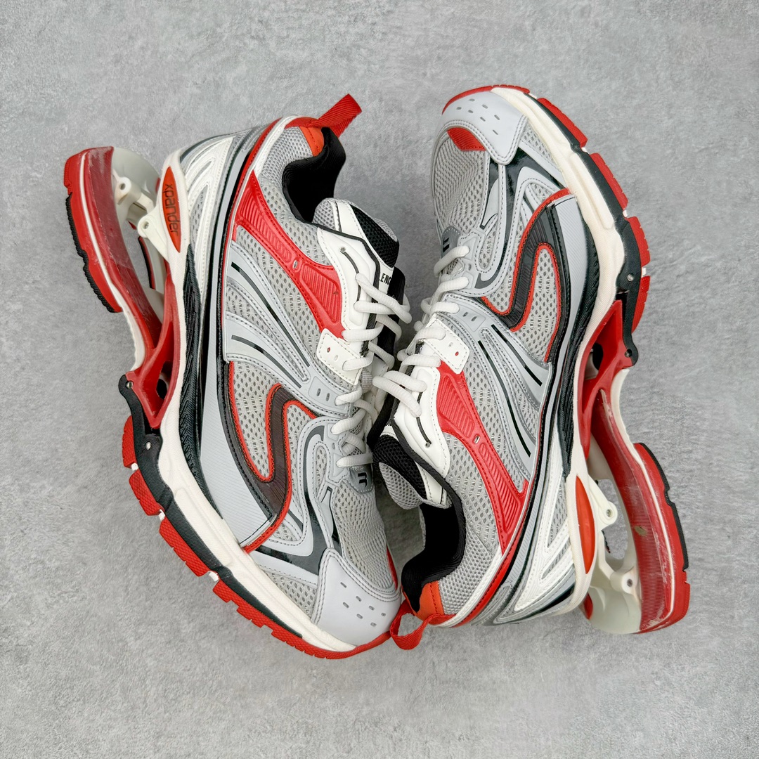 图片[3]-＃纯原 BALENCIAGA X-Pander 巴黎世家复古弹簧老爹鞋 大流行后的时装秀以舒适为主要设计重点的大量设计之后 Balenciaga 的2021SS秀也焕然一新 最新推出X-Pander运动鞋 Balenciaga 又创造了一个新的欲望对象 释放了人群对舒适的进一步想象 该鞋与Track和Track 2运动鞋具有相同的美学特征 并具有90年代和00年代初期的独特风格 鞋面有网眼底 上面有混合材料覆盖层 鞋上的烙印保持最小 这款运动鞋的初看起来与过去的Balenciaga 并无分别 但厚实 独特切割的中底很引人注目 这款鞋的鞋跟则安装在类似弹簧的结构上 是其为之最大的突破 X-Pander 运动鞋的设计亮点在于后跟 安装在弹簧上的跟底 每步都会扩展Inspector Gadget 风格 鞋身延续复杂的复古线条 不同材质的拼接出运动感 鲜明的色彩风格一如既往 具有疯狂的表现力量 尺码：35 36 37 38 39 40 41 42 43 44 45 46-选品中心