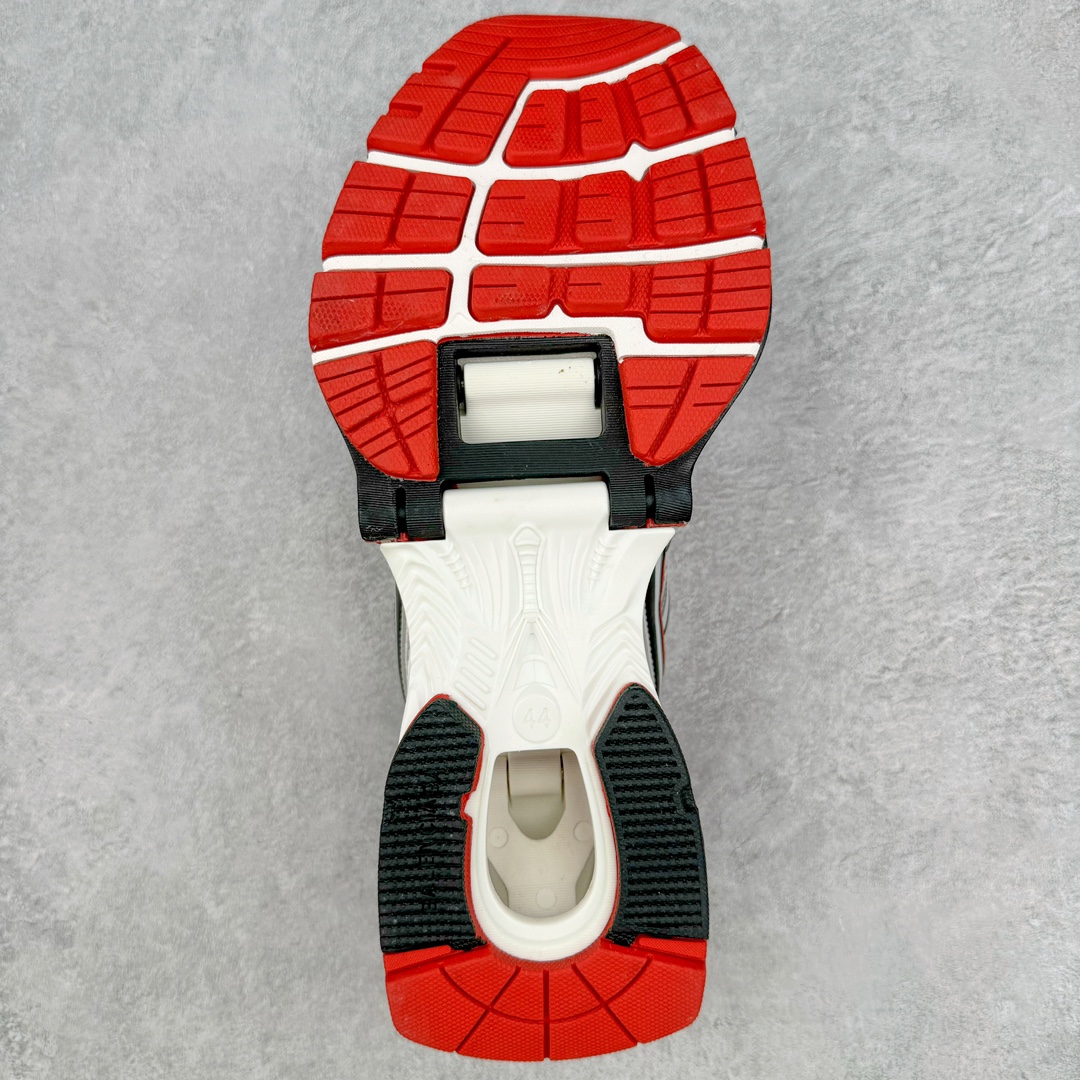 图片[9]-＃纯原 BALENCIAGA X-Pander 巴黎世家复古弹簧老爹鞋 大流行后的时装秀以舒适为主要设计重点的大量设计之后 Balenciaga 的2021SS秀也焕然一新 最新推出X-Pander运动鞋 Balenciaga 又创造了一个新的欲望对象 释放了人群对舒适的进一步想象 该鞋与Track和Track 2运动鞋具有相同的美学特征 并具有90年代和00年代初期的独特风格 鞋面有网眼底 上面有混合材料覆盖层 鞋上的烙印保持最小 这款运动鞋的初看起来与过去的Balenciaga 并无分别 但厚实 独特切割的中底很引人注目 这款鞋的鞋跟则安装在类似弹簧的结构上 是其为之最大的突破 X-Pander 运动鞋的设计亮点在于后跟 安装在弹簧上的跟底 每步都会扩展Inspector Gadget 风格 鞋身延续复杂的复古线条 不同材质的拼接出运动感 鲜明的色彩风格一如既往 具有疯狂的表现力量 尺码：35 36 37 38 39 40 41 42 43 44 45 46-选品中心