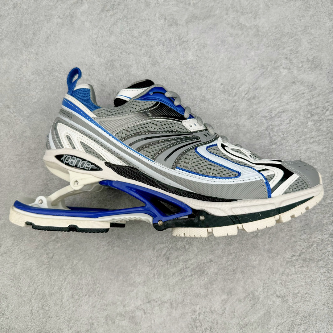 ＃纯原 BALENCIAGA X-Pander 巴黎世家复古弹簧老爹鞋 大流行后的时装秀以舒适为主要设计重点的大量设计之后 Balenciaga 的2021SS秀也焕然一新 最新推出X-Pander运动鞋 Balenciaga 又创造了一个新的欲望对象 释放了人群对舒适的进一步想象 该鞋与Track和Track 2运动鞋具有相同的美学特征 并具有90年代和00年代初期的独特风格 鞋面有网眼底 上面有混合材料覆盖层 鞋上的烙印保持最小 这款运动鞋的初看起来与过去的Balenciaga 并无分别 但厚实 独特切割的中底很引人注目 这款鞋的鞋跟则安装在类似弹簧的结构上 是其为之最大的突破 X-Pander 运动鞋的设计亮点在于后跟 安装在弹簧上的跟底 每步都会扩展Inspector Gadget 风格 鞋身延续复杂的复古线条 不同材质的拼接出运动感 鲜明的色彩风格一如既往 具有疯狂的表现力量 尺码：35 36 37 38 39 40 41 42 43 44 45 46-选品中心