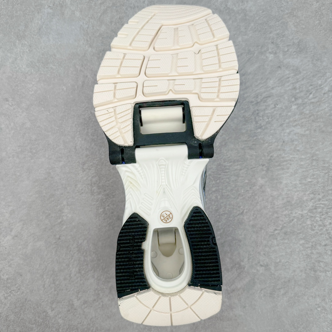 图片[9]-＃纯原 BALENCIAGA X-Pander 巴黎世家复古弹簧老爹鞋 大流行后的时装秀以舒适为主要设计重点的大量设计之后 Balenciaga 的2021SS秀也焕然一新 最新推出X-Pander运动鞋 Balenciaga 又创造了一个新的欲望对象 释放了人群对舒适的进一步想象 该鞋与Track和Track 2运动鞋具有相同的美学特征 并具有90年代和00年代初期的独特风格 鞋面有网眼底 上面有混合材料覆盖层 鞋上的烙印保持最小 这款运动鞋的初看起来与过去的Balenciaga 并无分别 但厚实 独特切割的中底很引人注目 这款鞋的鞋跟则安装在类似弹簧的结构上 是其为之最大的突破 X-Pander 运动鞋的设计亮点在于后跟 安装在弹簧上的跟底 每步都会扩展Inspector Gadget 风格 鞋身延续复杂的复古线条 不同材质的拼接出运动感 鲜明的色彩风格一如既往 具有疯狂的表现力量 尺码：35 36 37 38 39 40 41 42 43 44 45 46-选品中心