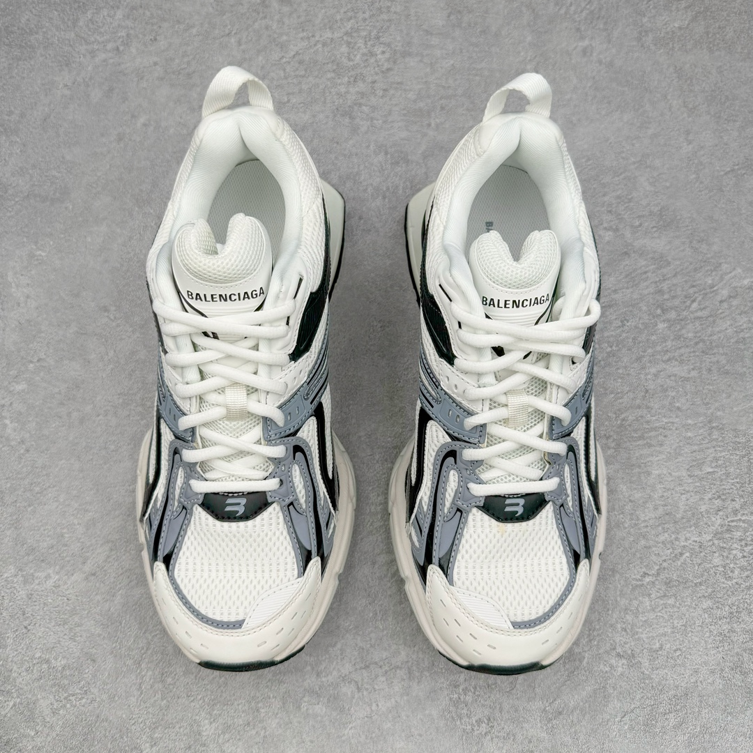 图片[2]-＃纯原 BALENCIAGA X-Pander 巴黎世家复古弹簧老爹鞋 大流行后的时装秀以舒适为主要设计重点的大量设计之后 Balenciaga 的2021SS秀也焕然一新 最新推出X-Pander运动鞋 Balenciaga 又创造了一个新的欲望对象 释放了人群对舒适的进一步想象 该鞋与Track和Track 2运动鞋具有相同的美学特征 并具有90年代和00年代初期的独特风格 鞋面有网眼底 上面有混合材料覆盖层 鞋上的烙印保持最小 这款运动鞋的初看起来与过去的Balenciaga 并无分别 但厚实 独特切割的中底很引人注目 这款鞋的鞋跟则安装在类似弹簧的结构上 是其为之最大的突破 X-Pander 运动鞋的设计亮点在于后跟 安装在弹簧上的跟底 每步都会扩展Inspector Gadget 风格 鞋身延续复杂的复古线条 不同材质的拼接出运动感 鲜明的色彩风格一如既往 具有疯狂的表现力量 尺码：35 36 37 38 39 40 41 42 43 44 45 46-选品中心