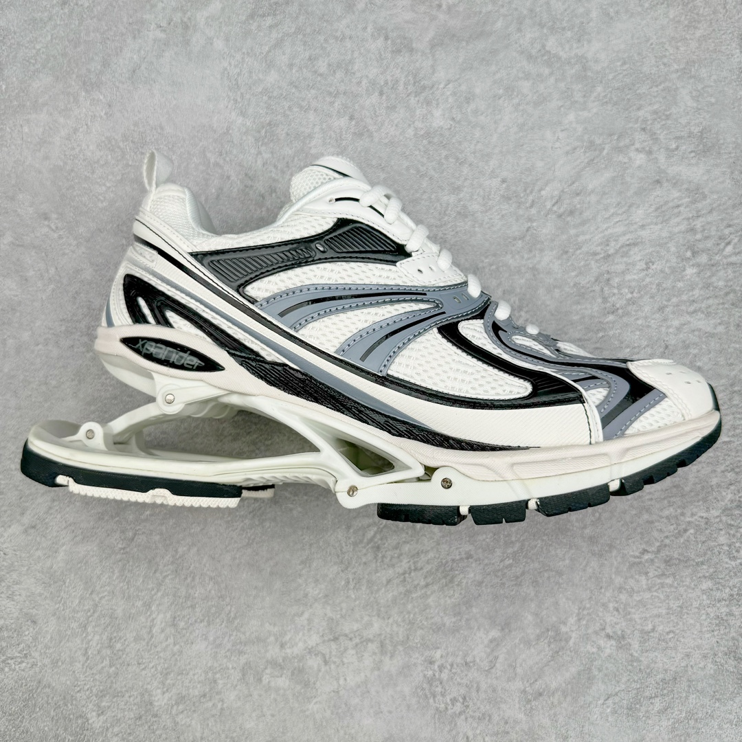 ＃纯原 BALENCIAGA X-Pander 巴黎世家复古弹簧老爹鞋 大流行后的时装秀以舒适为主要设计重点的大量设计之后 Balenciaga 的2021SS秀也焕然一新 最新推出X-Pander运动鞋 Balenciaga 又创造了一个新的欲望对象 释放了人群对舒适的进一步想象 该鞋与Track和Track 2运动鞋具有相同的美学特征 并具有90年代和00年代初期的独特风格 鞋面有网眼底 上面有混合材料覆盖层 鞋上的烙印保持最小 这款运动鞋的初看起来与过去的Balenciaga 并无分别 但厚实 独特切割的中底很引人注目 这款鞋的鞋跟则安装在类似弹簧的结构上 是其为之最大的突破 X-Pander 运动鞋的设计亮点在于后跟 安装在弹簧上的跟底 每步都会扩展Inspector Gadget 风格 鞋身延续复杂的复古线条 不同材质的拼接出运动感 鲜明的色彩风格一如既往 具有疯狂的表现力量 尺码：35 36 37 38 39 40 41 42 43 44 45 46-选品中心