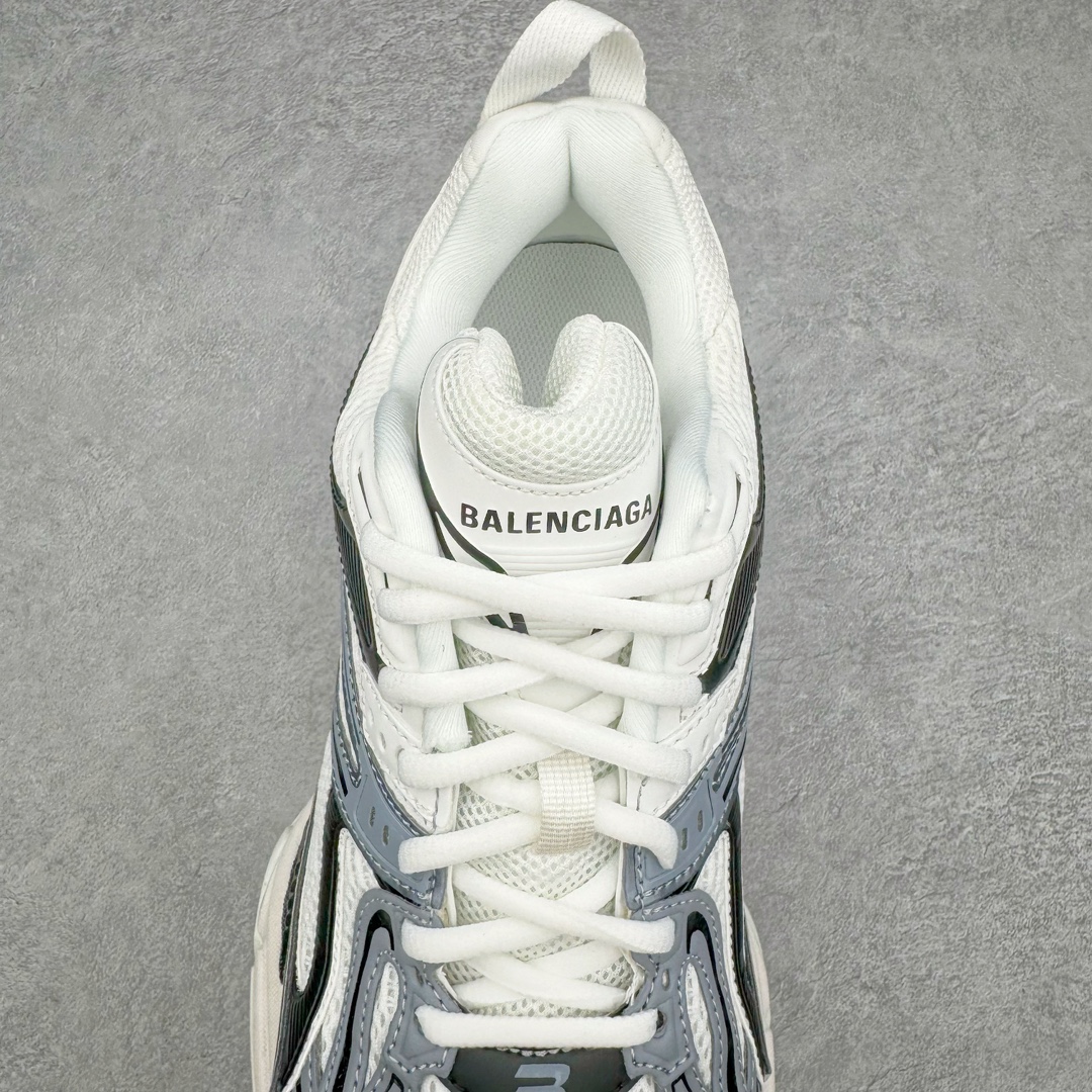 图片[5]-＃纯原 BALENCIAGA X-Pander 巴黎世家复古弹簧老爹鞋 大流行后的时装秀以舒适为主要设计重点的大量设计之后 Balenciaga 的2021SS秀也焕然一新 最新推出X-Pander运动鞋 Balenciaga 又创造了一个新的欲望对象 释放了人群对舒适的进一步想象 该鞋与Track和Track 2运动鞋具有相同的美学特征 并具有90年代和00年代初期的独特风格 鞋面有网眼底 上面有混合材料覆盖层 鞋上的烙印保持最小 这款运动鞋的初看起来与过去的Balenciaga 并无分别 但厚实 独特切割的中底很引人注目 这款鞋的鞋跟则安装在类似弹簧的结构上 是其为之最大的突破 X-Pander 运动鞋的设计亮点在于后跟 安装在弹簧上的跟底 每步都会扩展Inspector Gadget 风格 鞋身延续复杂的复古线条 不同材质的拼接出运动感 鲜明的色彩风格一如既往 具有疯狂的表现力量 尺码：35 36 37 38 39 40 41 42 43 44 45 46-选品中心