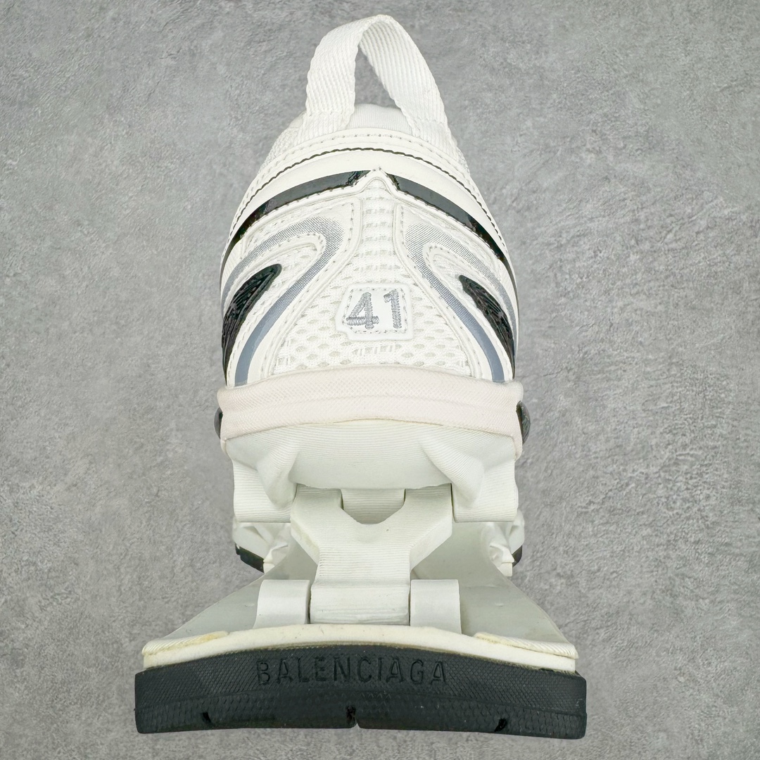 图片[8]-＃纯原 BALENCIAGA X-Pander 巴黎世家复古弹簧老爹鞋 大流行后的时装秀以舒适为主要设计重点的大量设计之后 Balenciaga 的2021SS秀也焕然一新 最新推出X-Pander运动鞋 Balenciaga 又创造了一个新的欲望对象 释放了人群对舒适的进一步想象 该鞋与Track和Track 2运动鞋具有相同的美学特征 并具有90年代和00年代初期的独特风格 鞋面有网眼底 上面有混合材料覆盖层 鞋上的烙印保持最小 这款运动鞋的初看起来与过去的Balenciaga 并无分别 但厚实 独特切割的中底很引人注目 这款鞋的鞋跟则安装在类似弹簧的结构上 是其为之最大的突破 X-Pander 运动鞋的设计亮点在于后跟 安装在弹簧上的跟底 每步都会扩展Inspector Gadget 风格 鞋身延续复杂的复古线条 不同材质的拼接出运动感 鲜明的色彩风格一如既往 具有疯狂的表现力量 尺码：35 36 37 38 39 40 41 42 43 44 45 46-选品中心