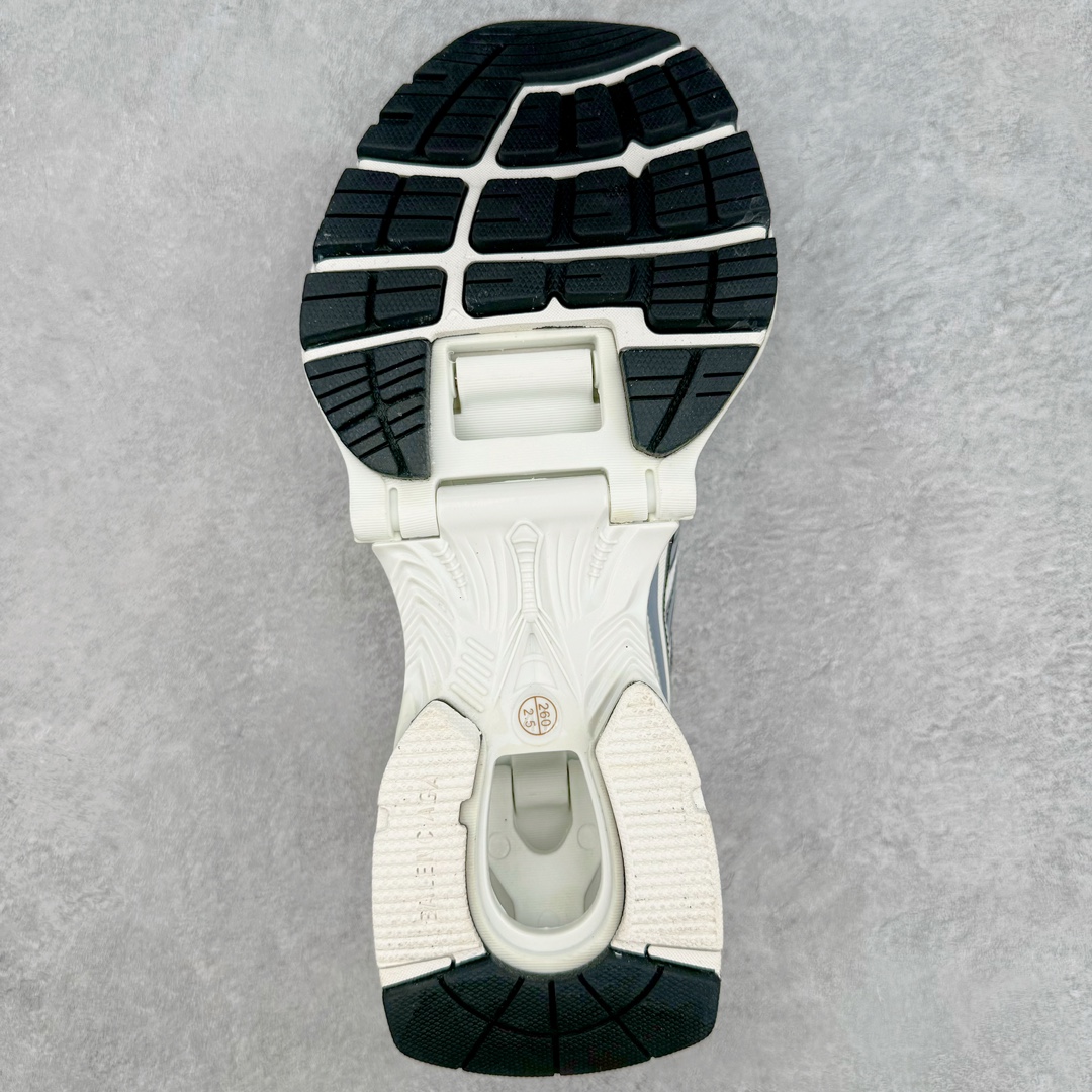 图片[9]-＃纯原 BALENCIAGA X-Pander 巴黎世家复古弹簧老爹鞋 大流行后的时装秀以舒适为主要设计重点的大量设计之后 Balenciaga 的2021SS秀也焕然一新 最新推出X-Pander运动鞋 Balenciaga 又创造了一个新的欲望对象 释放了人群对舒适的进一步想象 该鞋与Track和Track 2运动鞋具有相同的美学特征 并具有90年代和00年代初期的独特风格 鞋面有网眼底 上面有混合材料覆盖层 鞋上的烙印保持最小 这款运动鞋的初看起来与过去的Balenciaga 并无分别 但厚实 独特切割的中底很引人注目 这款鞋的鞋跟则安装在类似弹簧的结构上 是其为之最大的突破 X-Pander 运动鞋的设计亮点在于后跟 安装在弹簧上的跟底 每步都会扩展Inspector Gadget 风格 鞋身延续复杂的复古线条 不同材质的拼接出运动感 鲜明的色彩风格一如既往 具有疯狂的表现力量 尺码：35 36 37 38 39 40 41 42 43 44 45 46-选品中心