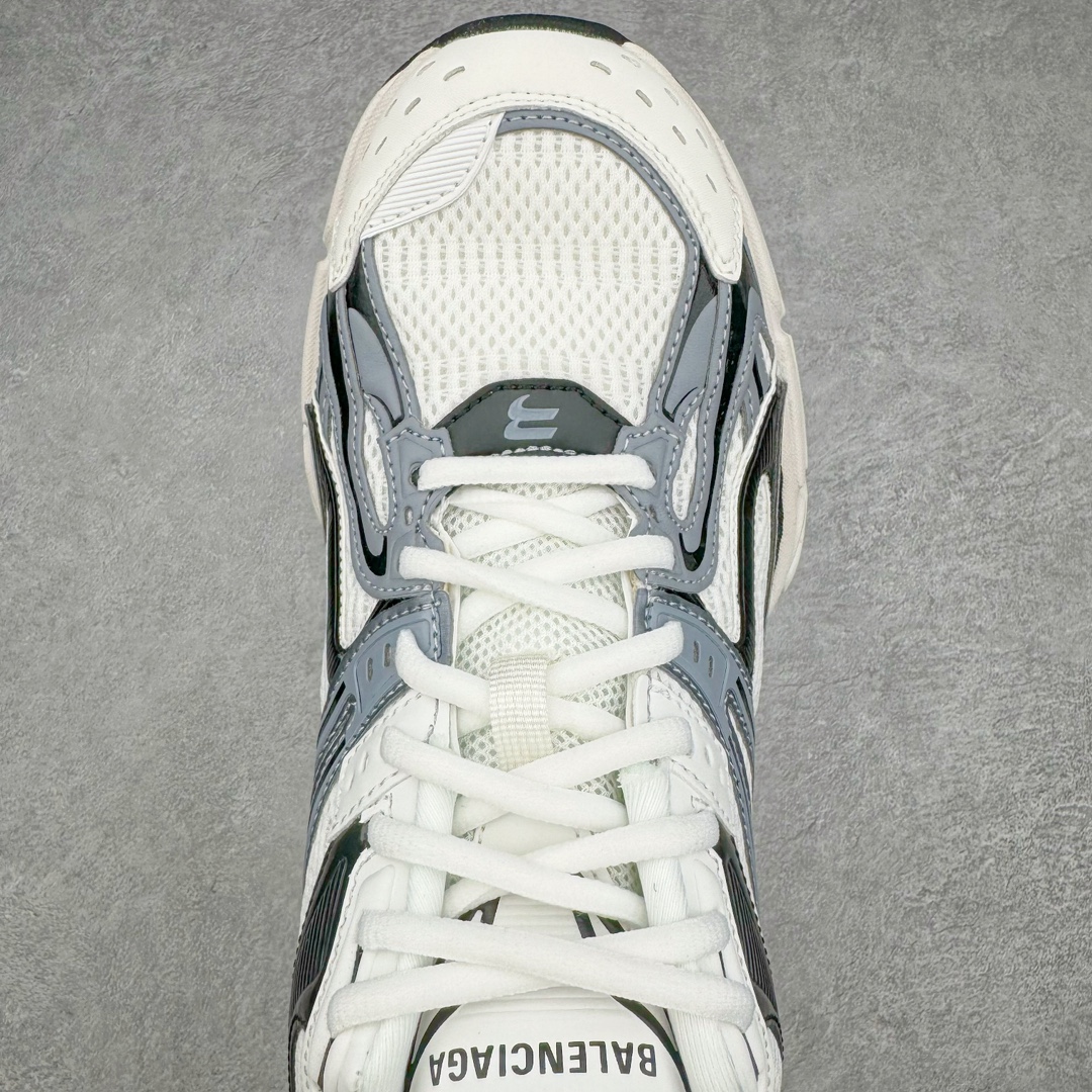 图片[4]-＃纯原 BALENCIAGA X-Pander 巴黎世家复古弹簧老爹鞋 大流行后的时装秀以舒适为主要设计重点的大量设计之后 Balenciaga 的2021SS秀也焕然一新 最新推出X-Pander运动鞋 Balenciaga 又创造了一个新的欲望对象 释放了人群对舒适的进一步想象 该鞋与Track和Track 2运动鞋具有相同的美学特征 并具有90年代和00年代初期的独特风格 鞋面有网眼底 上面有混合材料覆盖层 鞋上的烙印保持最小 这款运动鞋的初看起来与过去的Balenciaga 并无分别 但厚实 独特切割的中底很引人注目 这款鞋的鞋跟则安装在类似弹簧的结构上 是其为之最大的突破 X-Pander 运动鞋的设计亮点在于后跟 安装在弹簧上的跟底 每步都会扩展Inspector Gadget 风格 鞋身延续复杂的复古线条 不同材质的拼接出运动感 鲜明的色彩风格一如既往 具有疯狂的表现力量 尺码：35 36 37 38 39 40 41 42 43 44 45 46-选品中心