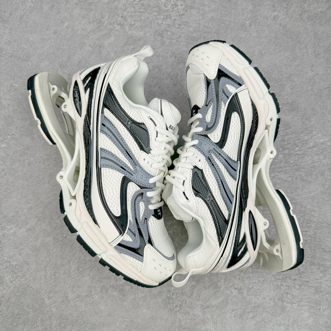 图片[3]-＃纯原 BALENCIAGA X-Pander 巴黎世家复古弹簧老爹鞋 大流行后的时装秀以舒适为主要设计重点的大量设计之后 Balenciaga 的2021SS秀也焕然一新 最新推出X-Pander运动鞋 Balenciaga 又创造了一个新的欲望对象 释放了人群对舒适的进一步想象 该鞋与Track和Track 2运动鞋具有相同的美学特征 并具有90年代和00年代初期的独特风格 鞋面有网眼底 上面有混合材料覆盖层 鞋上的烙印保持最小 这款运动鞋的初看起来与过去的Balenciaga 并无分别 但厚实 独特切割的中底很引人注目 这款鞋的鞋跟则安装在类似弹簧的结构上 是其为之最大的突破 X-Pander 运动鞋的设计亮点在于后跟 安装在弹簧上的跟底 每步都会扩展Inspector Gadget 风格 鞋身延续复杂的复古线条 不同材质的拼接出运动感 鲜明的色彩风格一如既往 具有疯狂的表现力量 尺码：35 36 37 38 39 40 41 42 43 44 45 46-选品中心