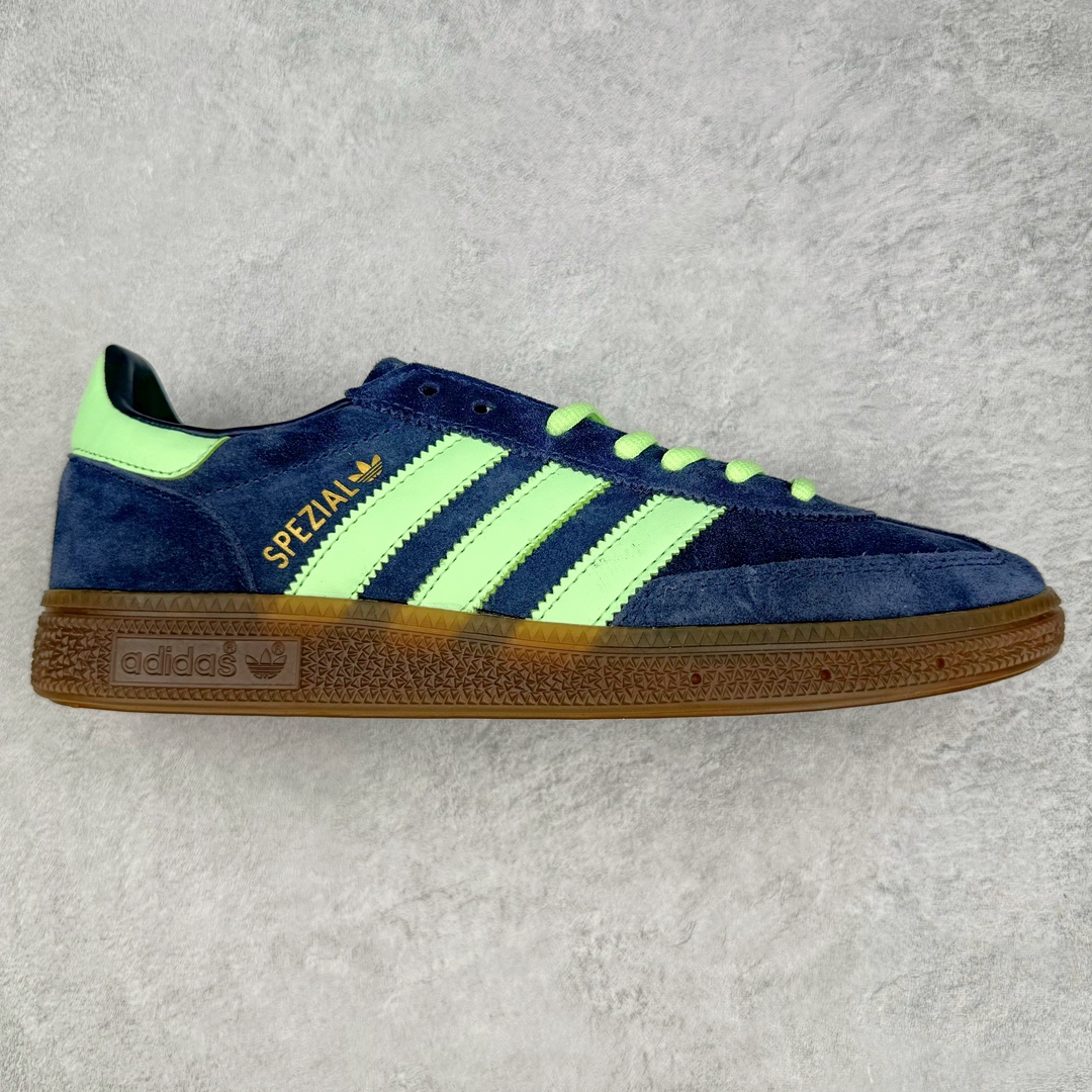 AD Originals Handball SPZL 手球运动员系列百搭休闲运动板鞋 IH7497 这款来自阿迪达斯的这款HANDBALL SPZL前身是一双手球运动鞋，这一次拿来复刻，所以鞋面的主要色彩选用了黑色， 鞋面外侧除了Spezial字母之外还有三叶草标志。Handball SPZL作为复古手球训练鞋与作为室内足球鞋的Samba有着异曲同工之处，但是质感更为出众的鞋身以及丰富的配色选择比起Samba来讲可以说是更胜一筹了！尺码：36 36⅔ 37⅓ 38 38⅔ 39⅓ 40 40⅔ 41⅓ 42 42⅔ 43⅓ 44 45-选品中心