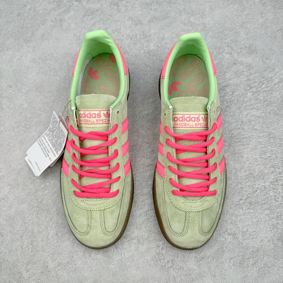 图片[2]-AD Originals Handball SPZL 手球运动员系列百搭休闲运动板鞋 IH7498 这款来自阿迪达斯的这款HANDBALL SPZL前身是一双手球运动鞋，这一次拿来复刻，所以鞋面的主要色彩选用了黑色， 鞋面外侧除了Spezial字母之外还有三叶草标志。Handball SPZL作为复古手球训练鞋与作为室内足球鞋的Samba有着异曲同工之处，但是质感更为出众的鞋身以及丰富的配色选择比起Samba来讲可以说是更胜一筹了！尺码：36 36⅔ 37⅓ 38 38⅔ 39⅓ 40 40⅔ 41⅓ 42 42⅔ 43⅓ 44 45-选品中心