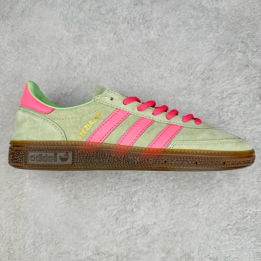 AD Originals Handball SPZL 手球运动员系列百搭休闲运动板鞋 IH7498 这款来自阿迪达斯的这款HANDBALL SPZL前身是一双手球运动鞋，这一次拿来复刻，所以鞋面的主要色彩选用了黑色， 鞋面外侧除了Spezial字母之外还有三叶草标志。Handball SPZL作为复古手球训练鞋与作为室内足球鞋的Samba有着异曲同工之处，但是质感更为出众的鞋身以及丰富的配色选择比起Samba来讲可以说是更胜一筹了！尺码：36 36⅔ 37⅓ 38 38⅔ 39⅓ 40 40⅔ 41⅓ 42 42⅔ 43⅓ 44 45-选品中心